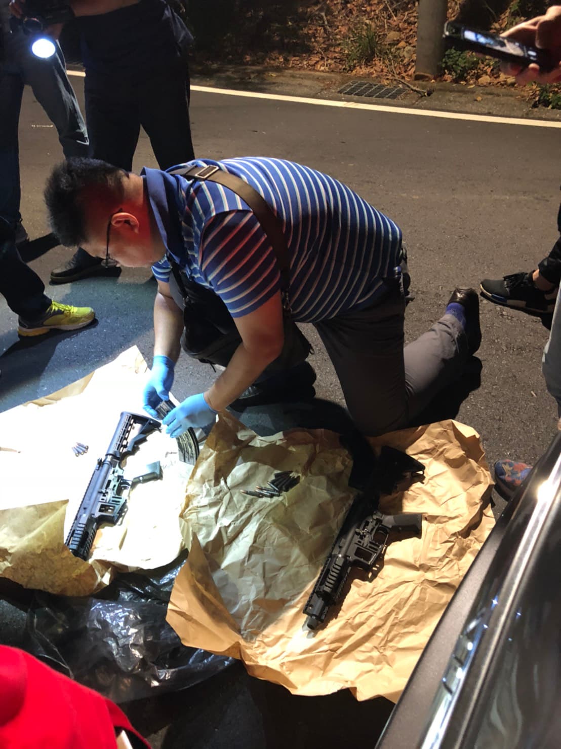 警方押解陳嫌到彰化市八卦路產業道路鳳梨園樹下取槍。(警方提供)