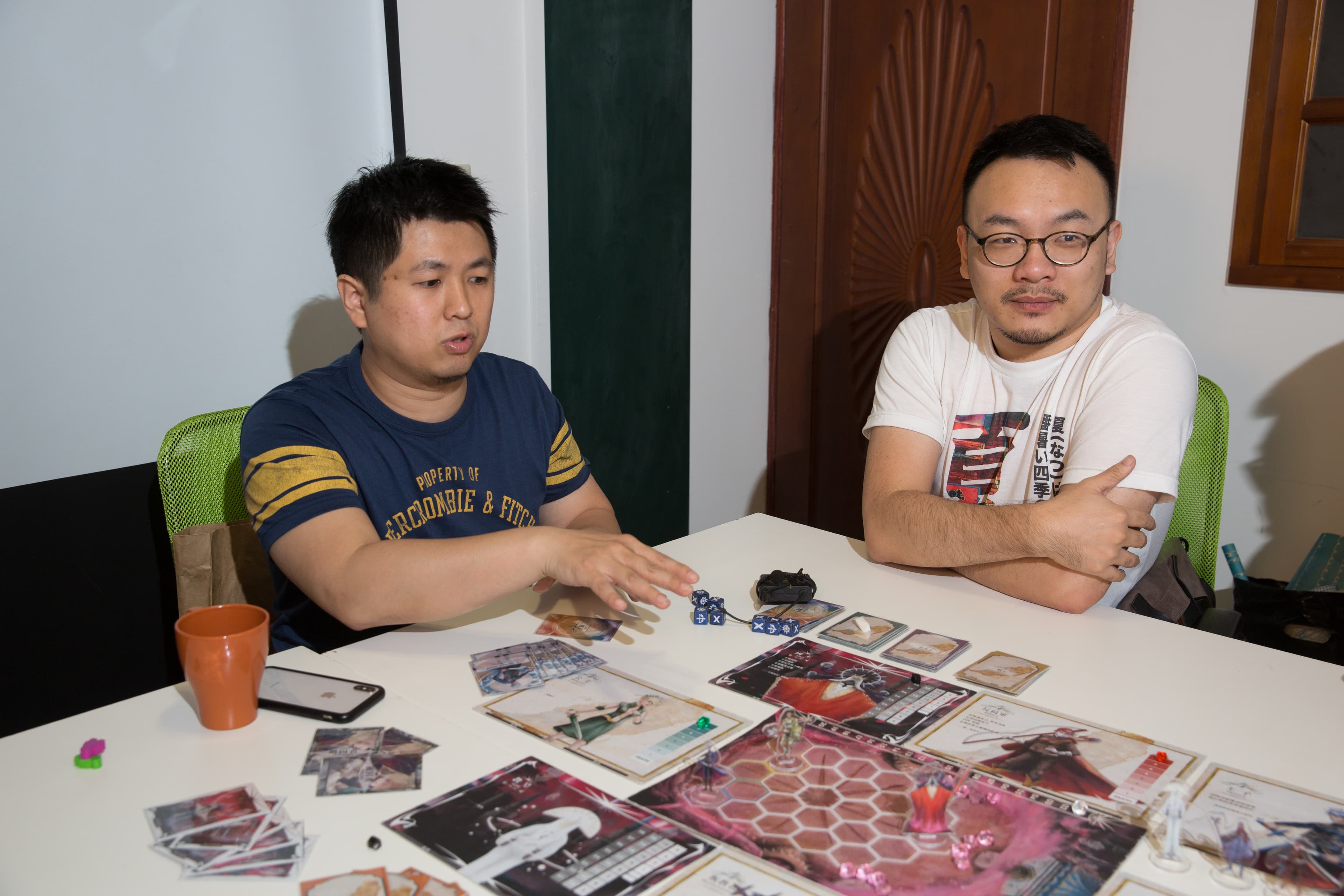 製作人張少濂(左)認為,從同志遭受的壓迫與歧視可發現,現實生活有時比遊戲更荒謬離奇。