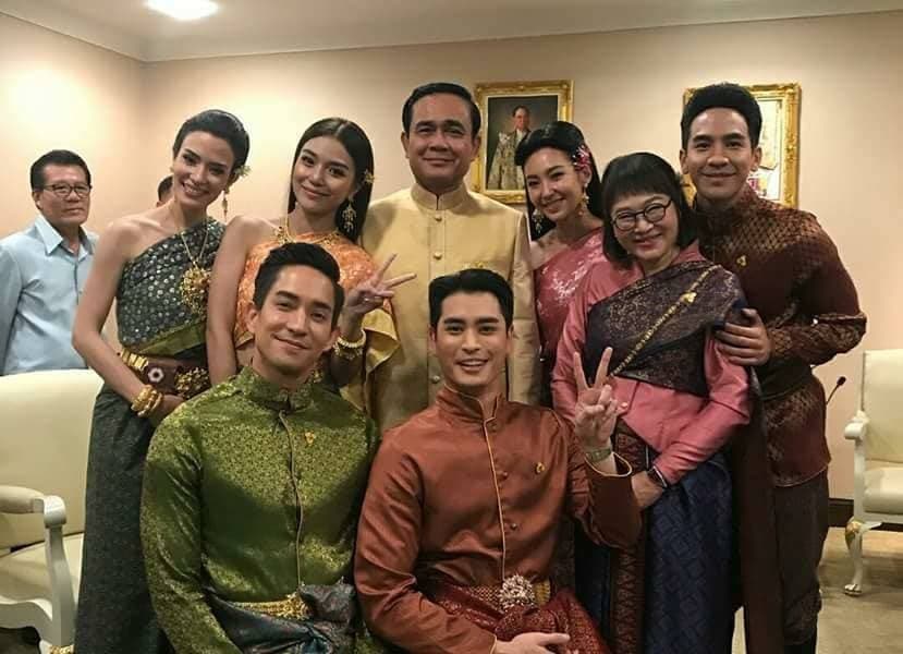 巴育總理接見演員群。(翻攝自สายตรงไทยนิยม粉絲頁)
