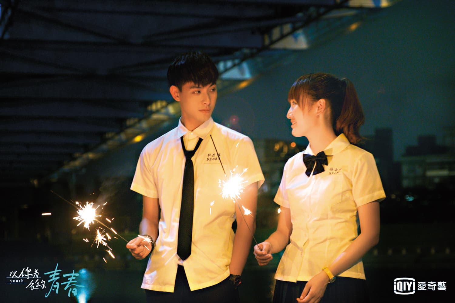 在新戲《以你為名的青春》,晨翔(左)扮演調皮的學生,專門捉弄李墨之(右)。(台灣愛奇藝提供)