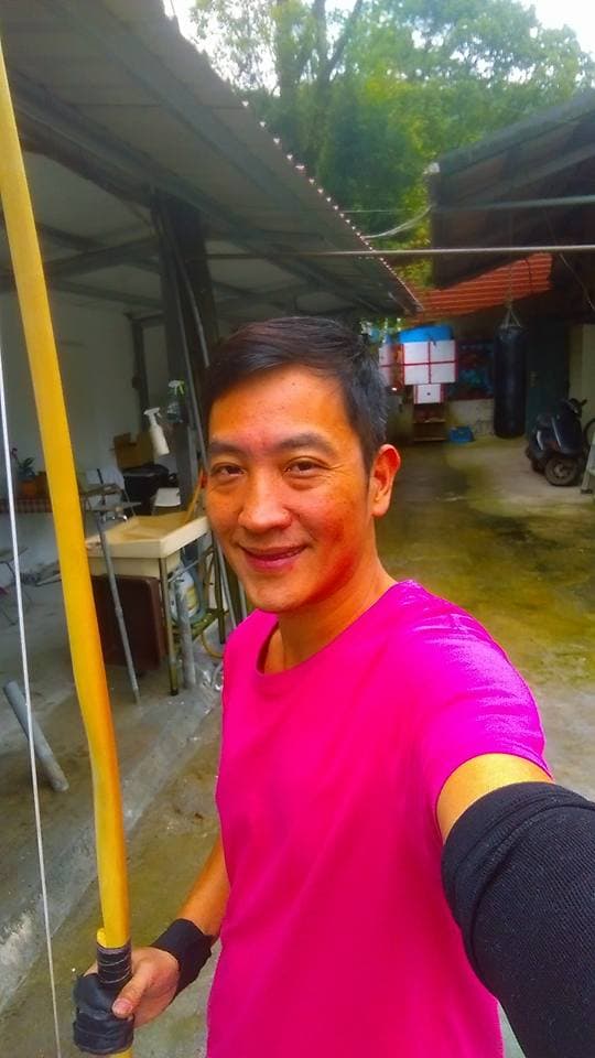歌手于冠華下午時分與一女子進賓館開房，他後來主動與方文琳離婚。