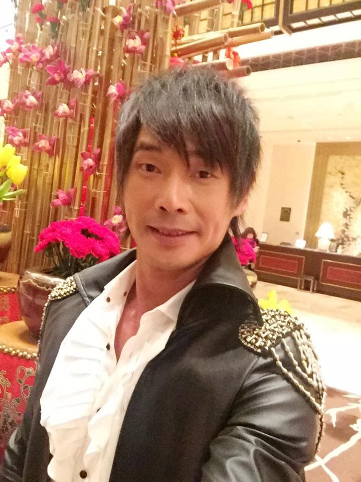 黃品源光天化日帶「表姪女」上摩鐵，事發後瞎扯進摩鐵是帶她去見製作人和導演，4人在房內看DVD。