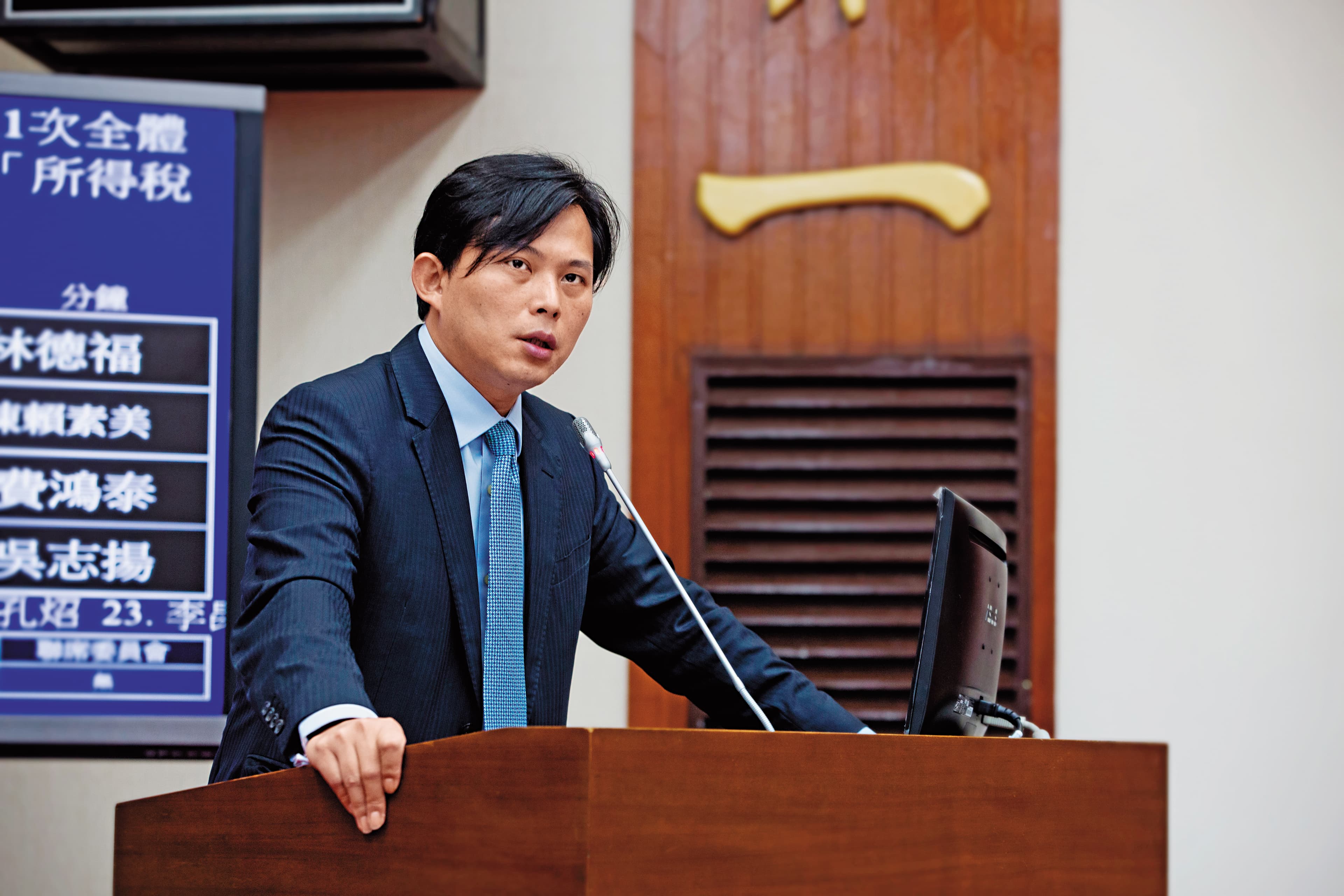 立委黃國昌指法院審理胡景彬案動作慢,質疑有人護航假釋。