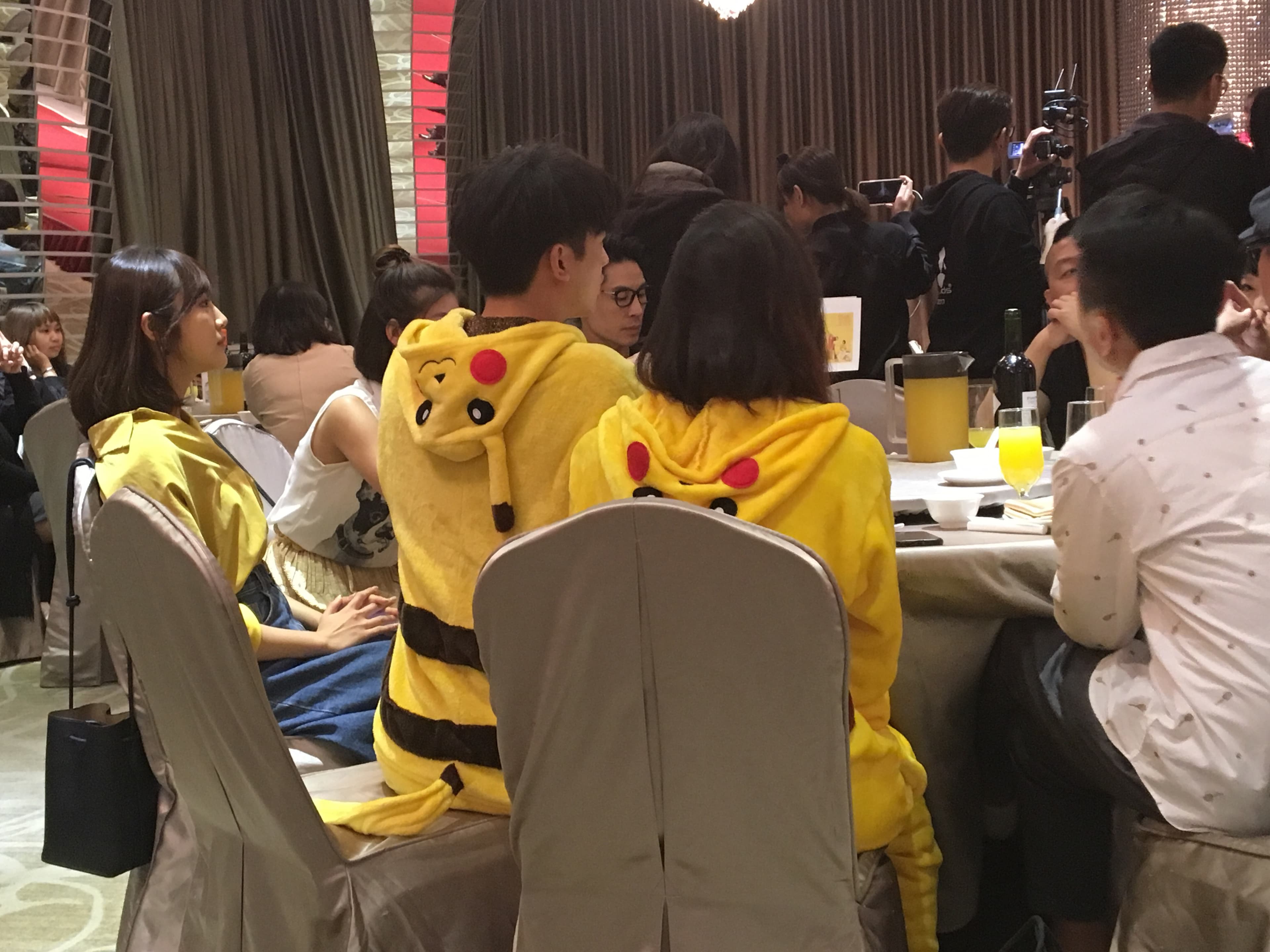 小樂與鍾瑶的皮卡丘情侶裝十分搶眼。