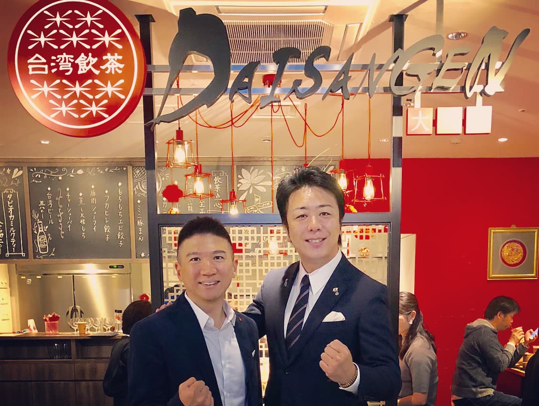 長子吳東璿（左）去年底在日本福岡百貨賣場開賣大三元招牌港點，福岡市長高島宗一郎（右）曾光臨，並在個人臉書上推薦，成為當地排隊名店。（翻攝高島宗一郎臉書）