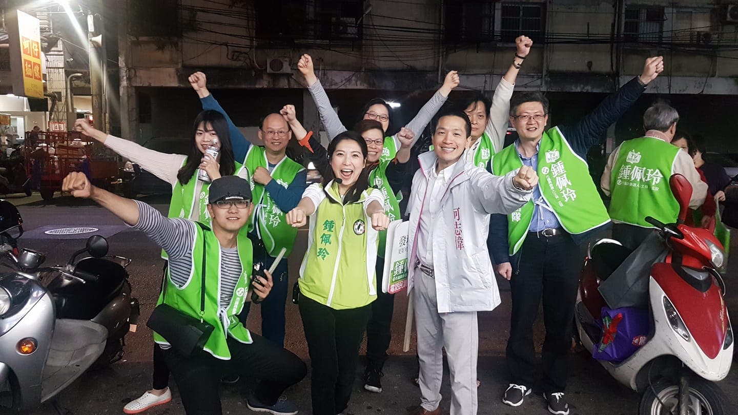 現任北市議員何志偉(前排右)的大嫂、前主播鍾佩玲(前排中)也順利通過民進黨北市議員初選。(翻攝鍾佩玲臉書)