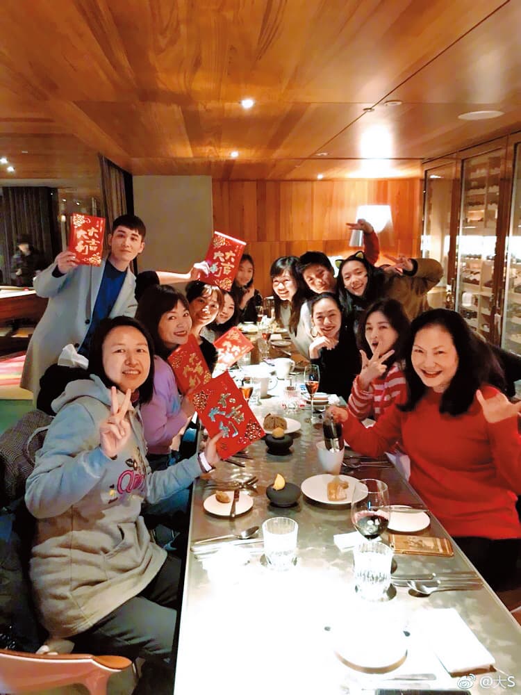 今年2月大S出席 S HOTEL尾牙和親友一同飲酒慶祝,當時應該還不知道已經有孕。(翻攝自大S微博)