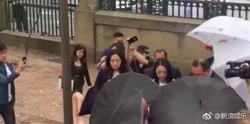 高雲翔老婆董璇也出現在澳洲法院外被層層包圍。(翻攝新浪微博)