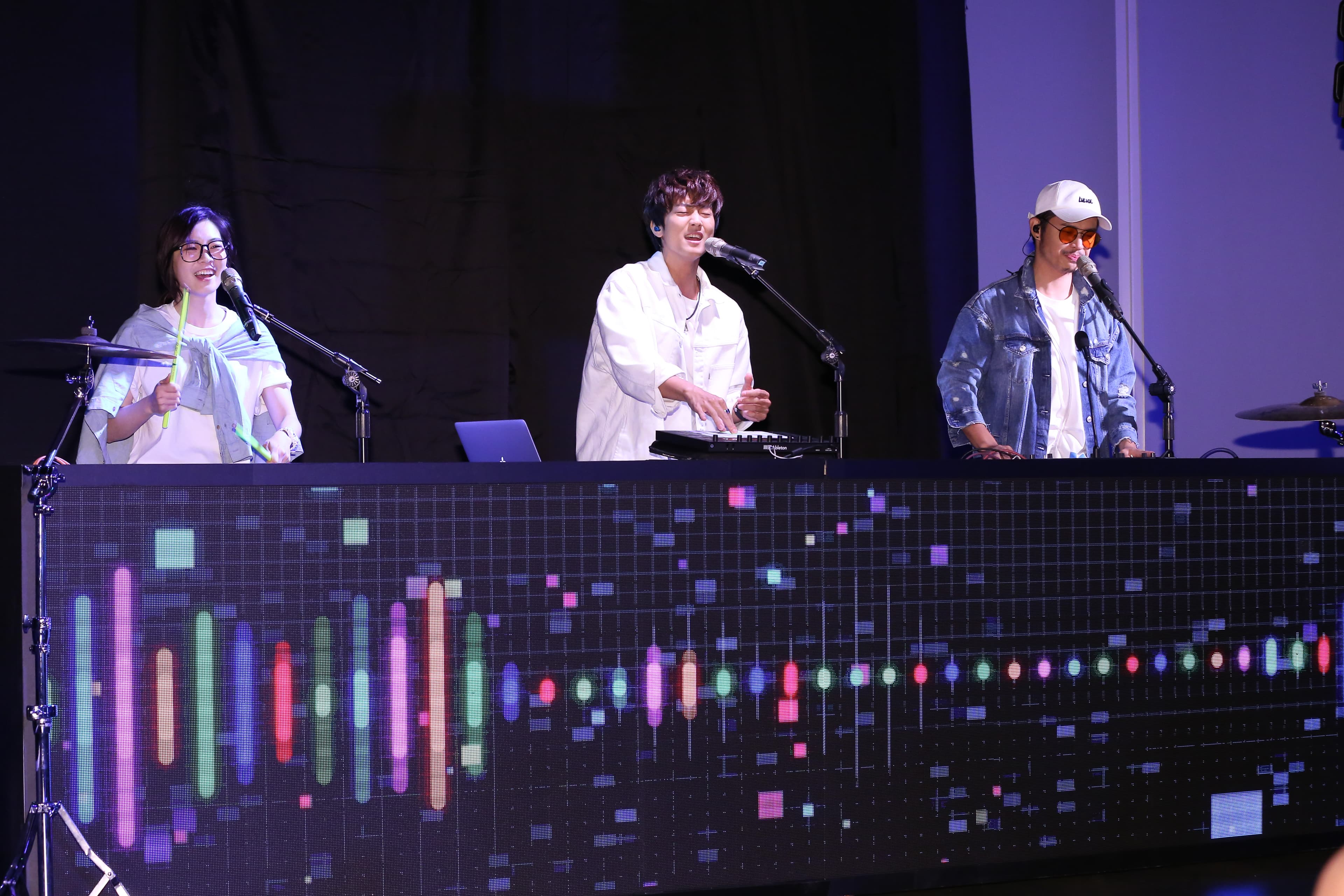 羅小白、許書豪(中)與小冰(右)在LUVE APP上市記者會表演。