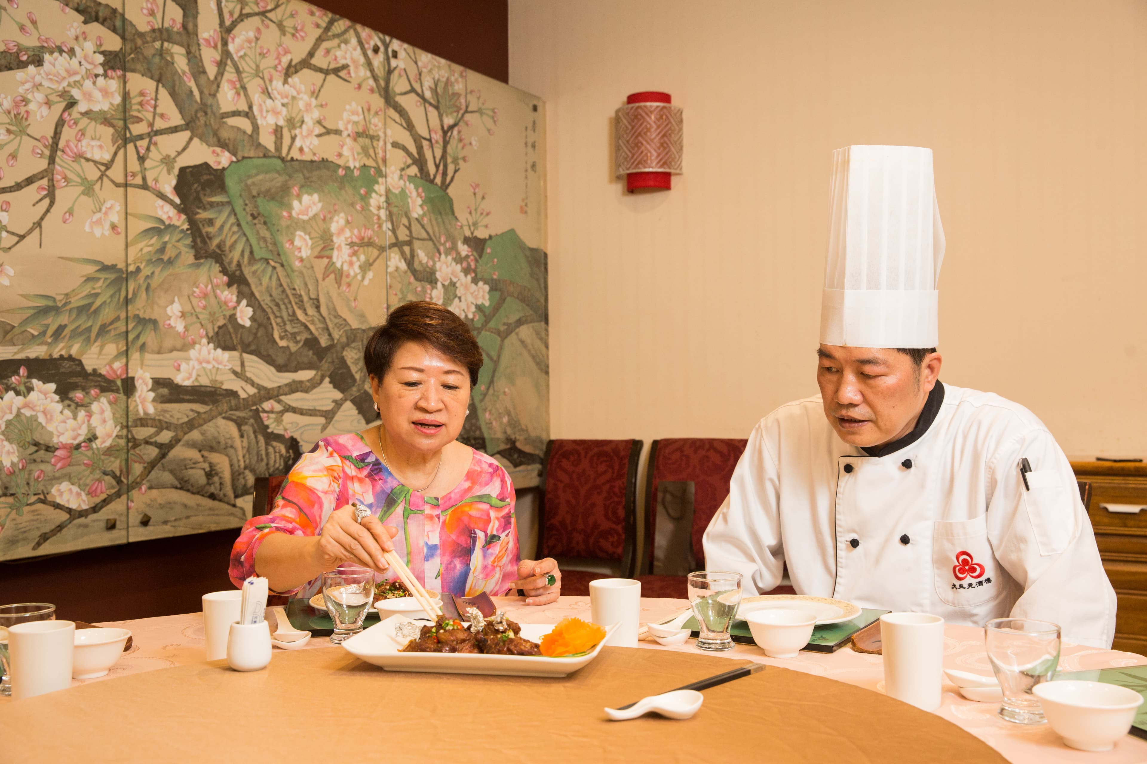 邱靜惠(左)重視餐點品質,主廚雷笑屏(右)有新菜發,她都會親自先試過。