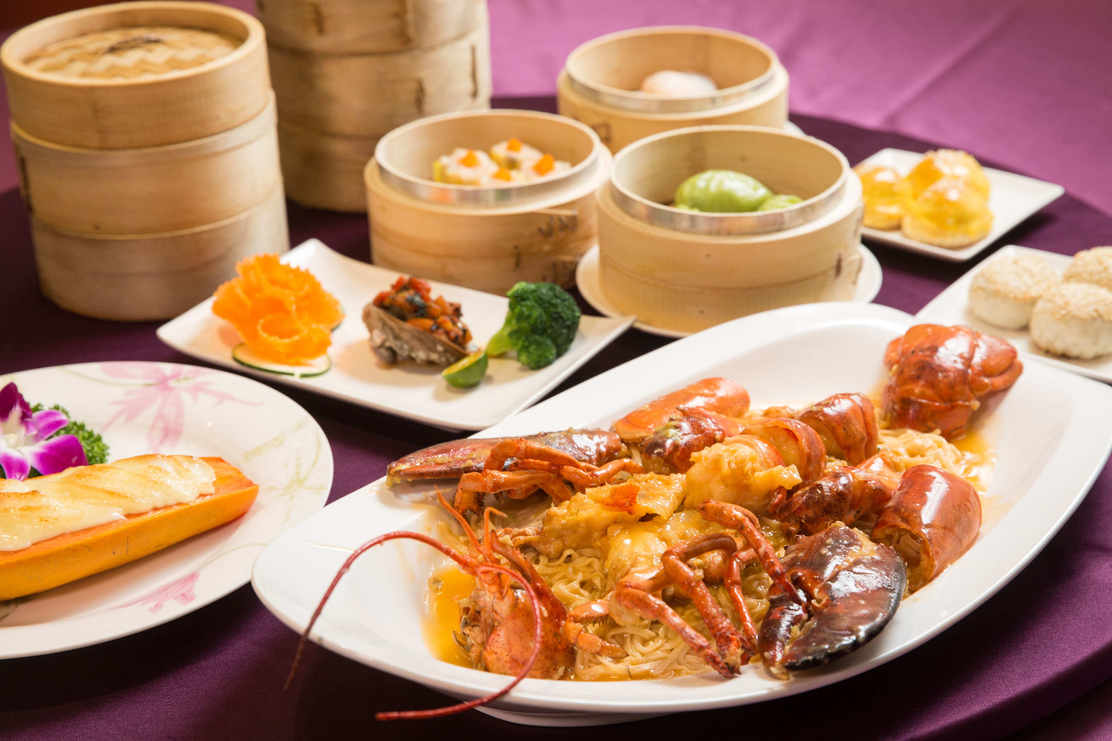 大三元酒樓販售正宗粵菜,從大菜上湯龍蝦意麵、招牌海鮮焗木瓜、鮮茄大生鮑到百元港點,使用大量海鮮入菜。