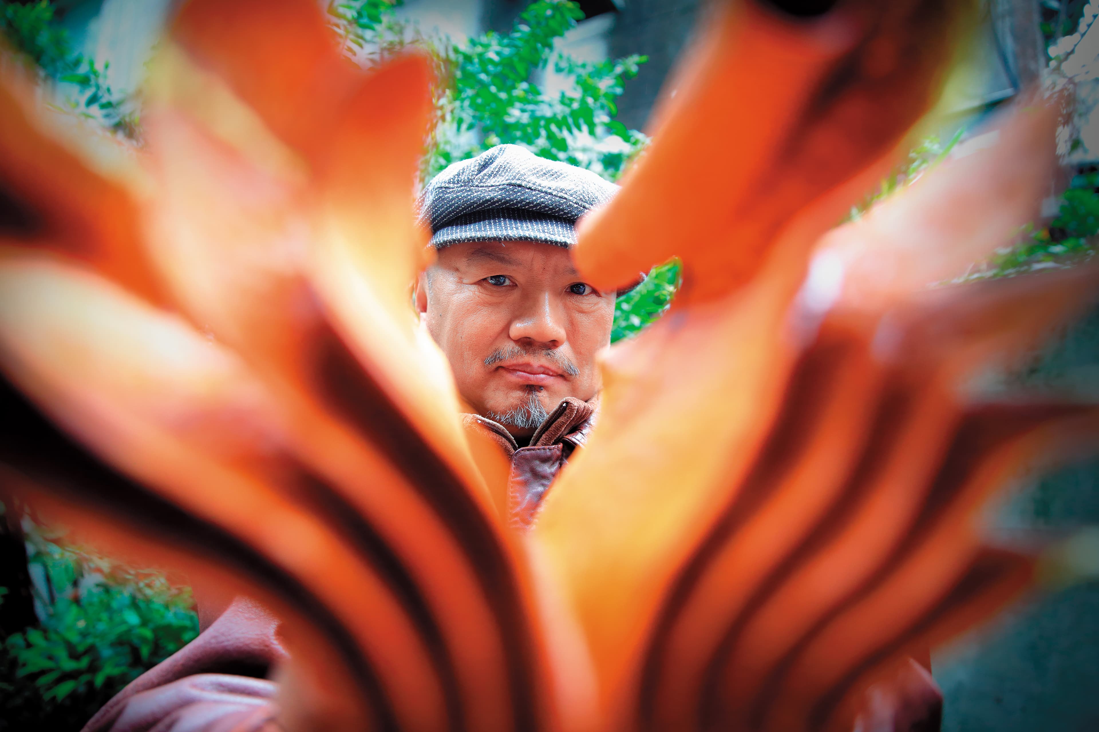 梁平正的作品常見律動性波浪,沉重的木頭在他手上變得輕巧飄逸。