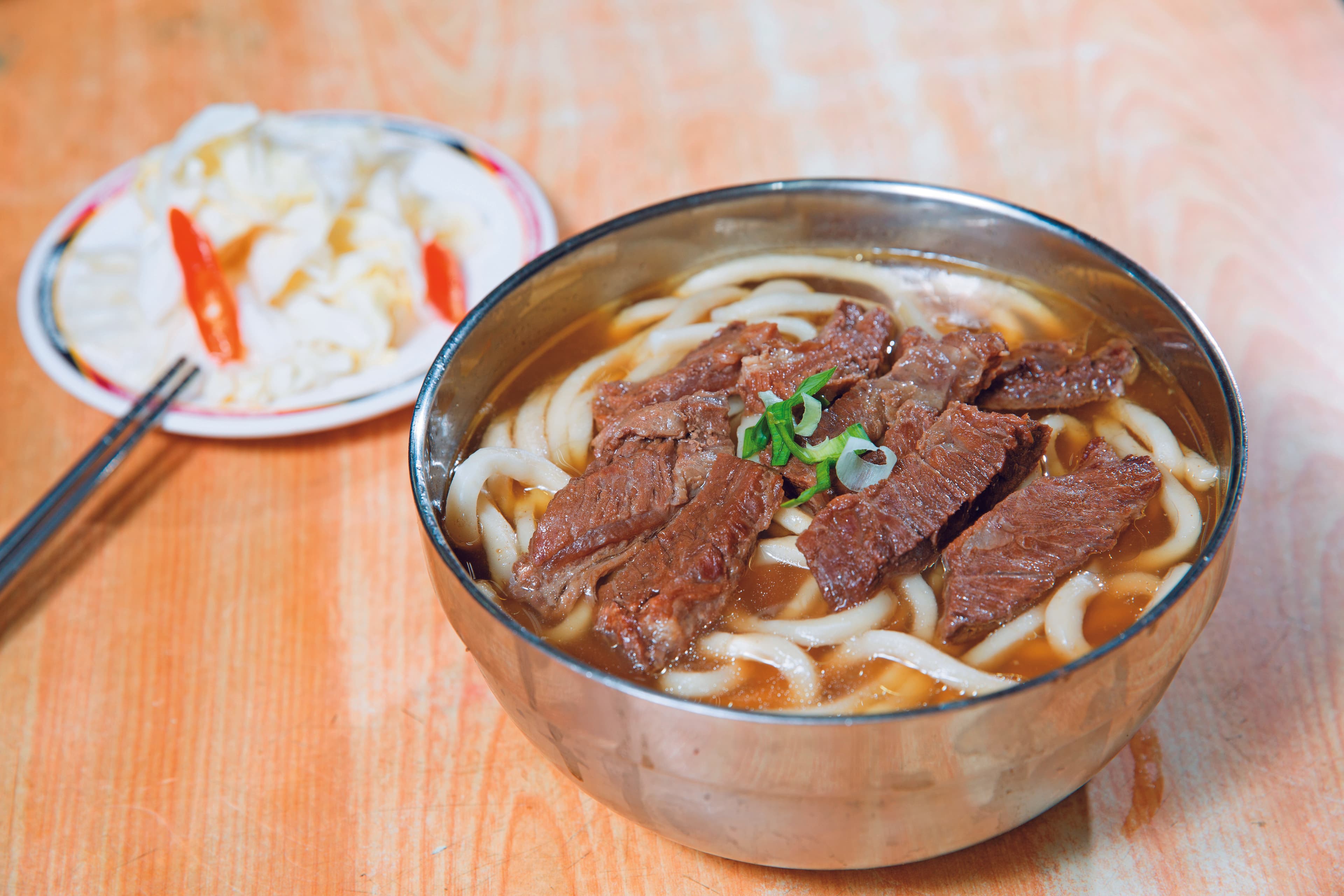 牛肉麵是許多遊客來到台北必吃的美食之一。