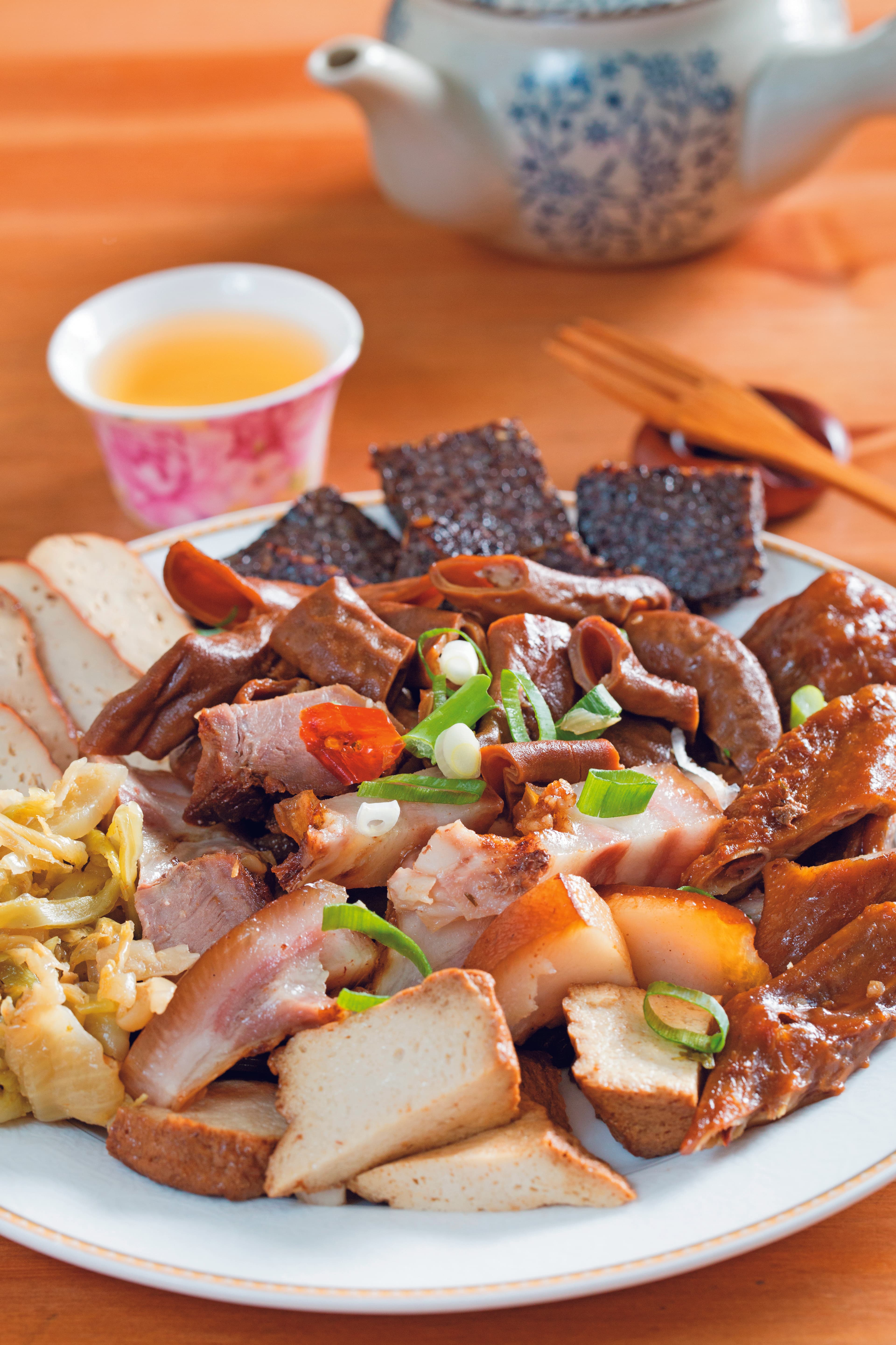 台北各地夜市道地小吃多元，也是觀光客必到訪的美食集散地之一。