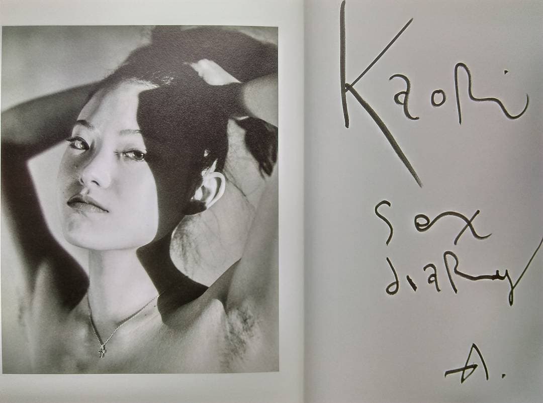 荒木經惟曾把女模KaoRi的裸露照片出版,並以《KaoRi性日記》為書名。(翻攝Pinterest)