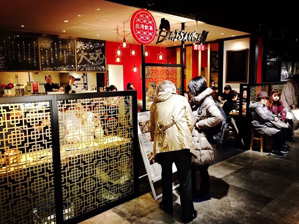 日本大三元分店位於百貨賣場,座位數不到30個,成為排隊名店。