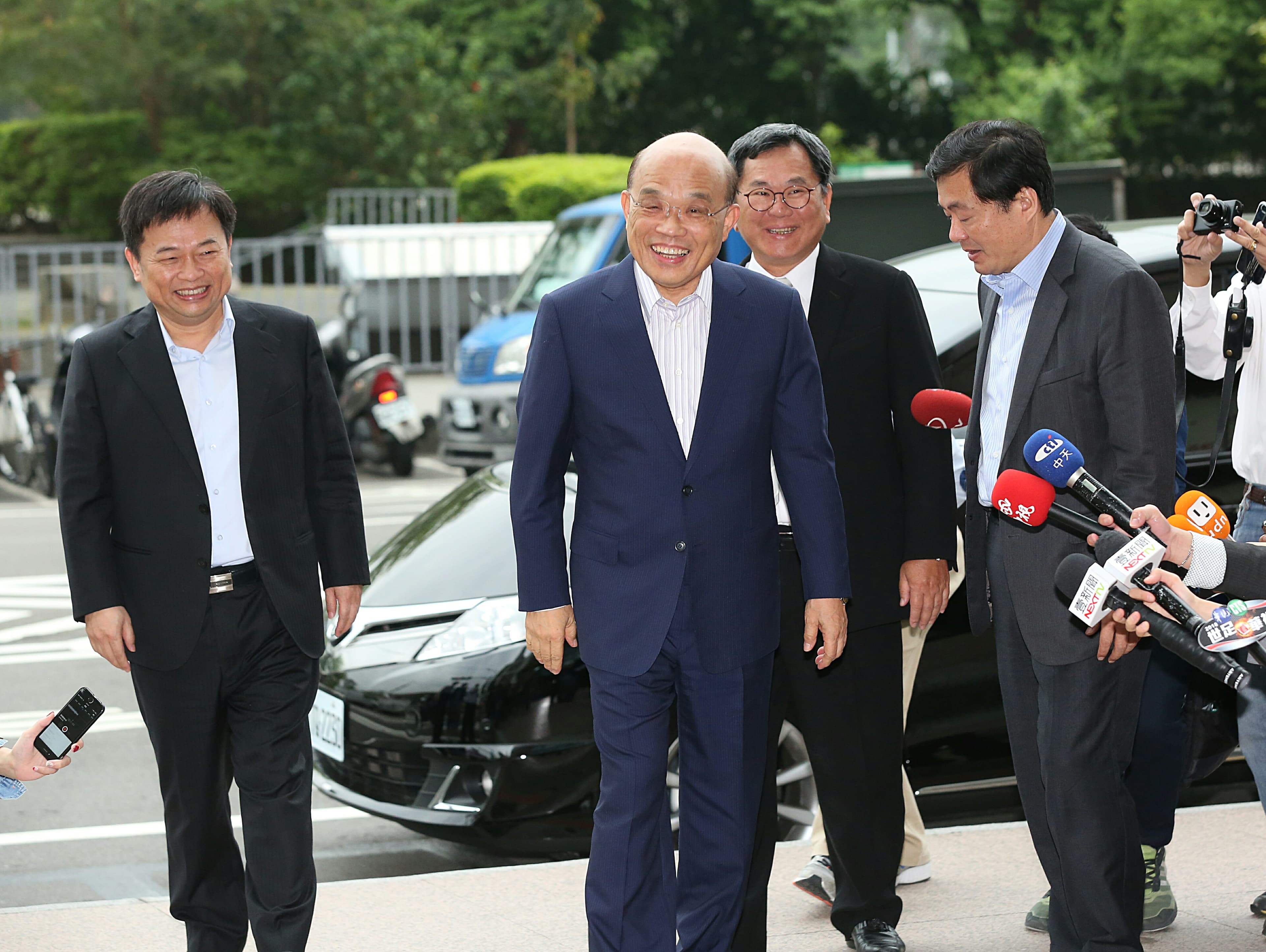 前行政院長蘇貞昌(左2)今早到民進黨中央與民進黨主席蔡英文會面。