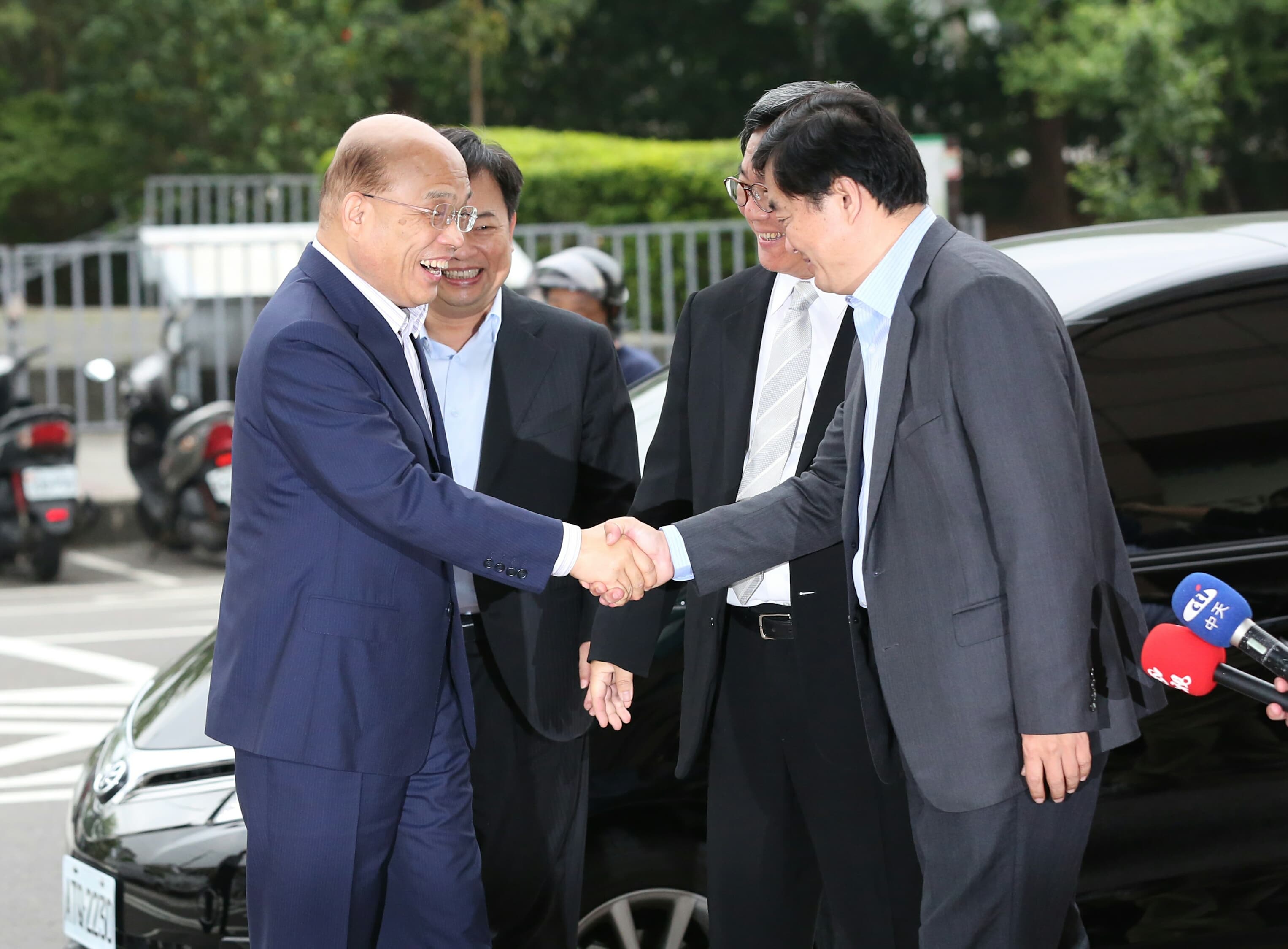 蘇貞昌(左)今早到民進黨中央黨部,民進黨秘書長洪耀福(右起)、選對會召集人陳明文、林錫耀到樓下迎接。