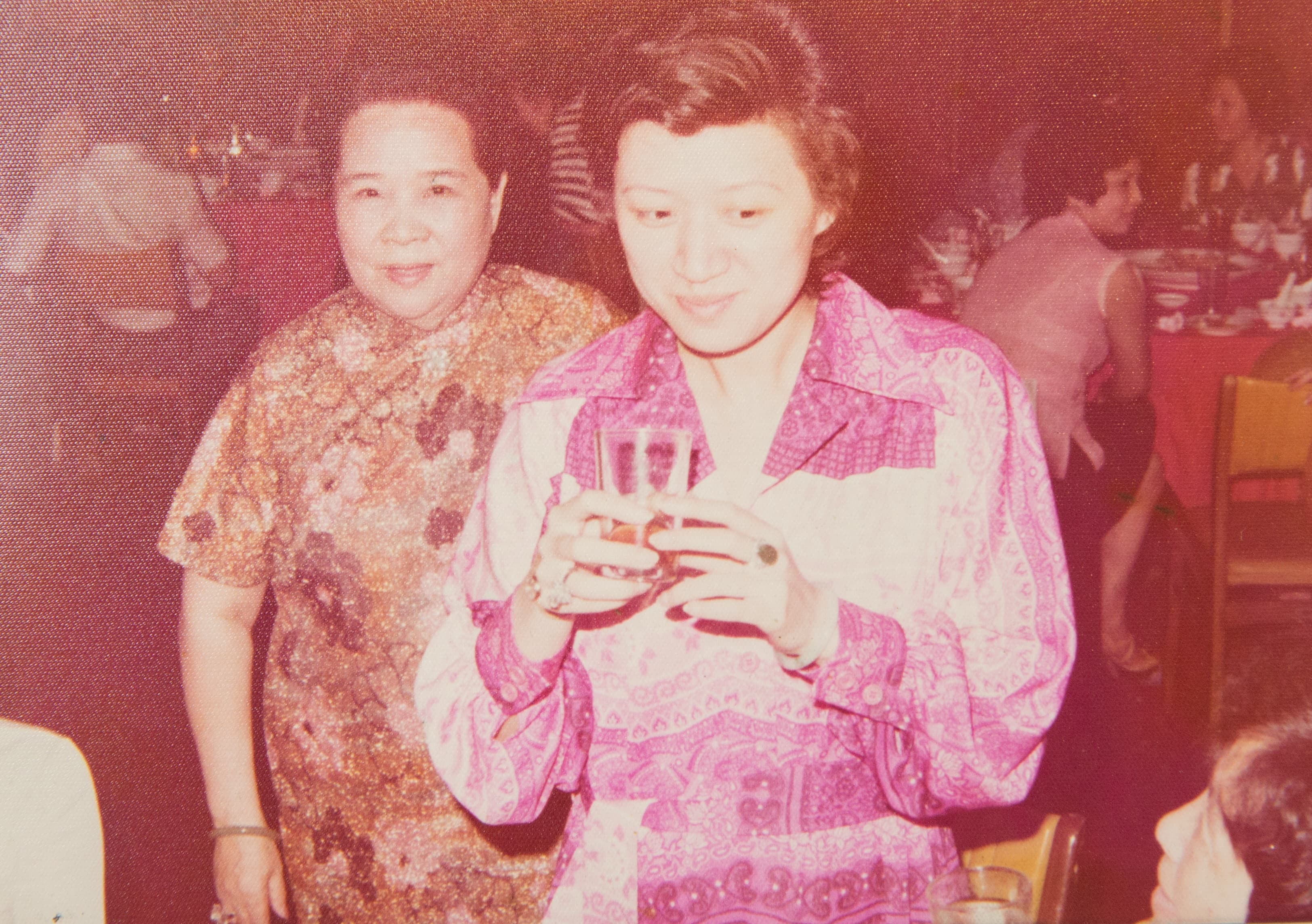 邱靜惠(右)還未過門就來餐廳幫忙,準婆婆吳蘇英(左)帶著她向客人敬酒寒暄。 (大三元酒樓提供)