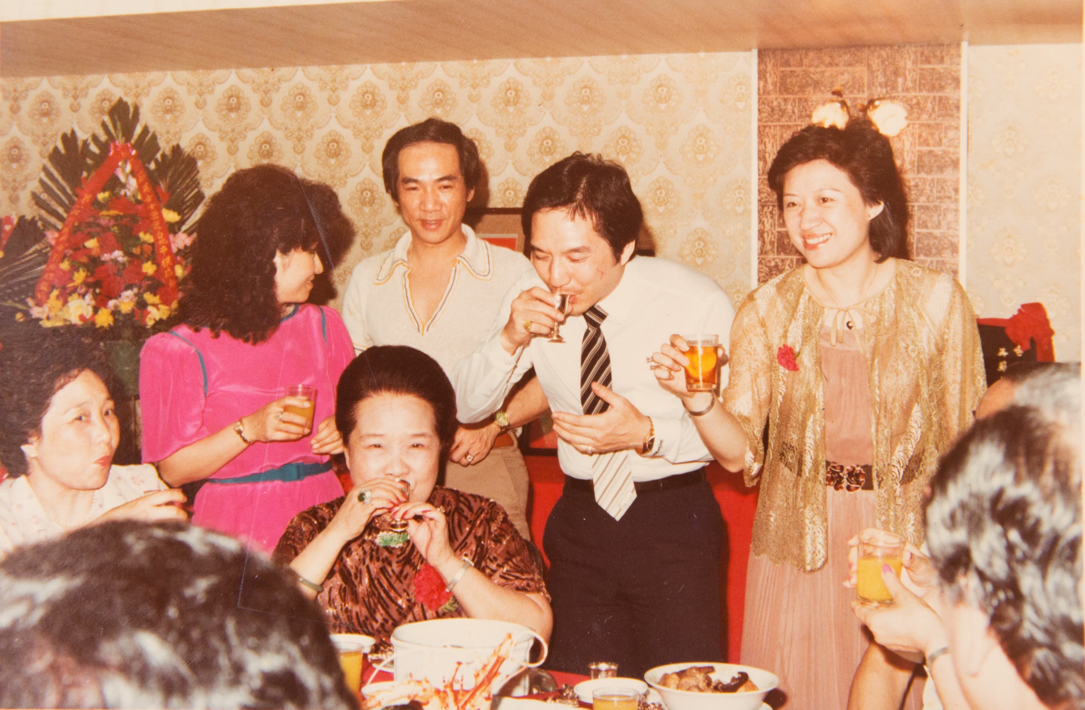 吳蘇英(坐著左2)曾獲頒模範母親,么子吳朝廷與媳婦邱靜惠向她敬酒恭喜。(大三元酒樓提供)