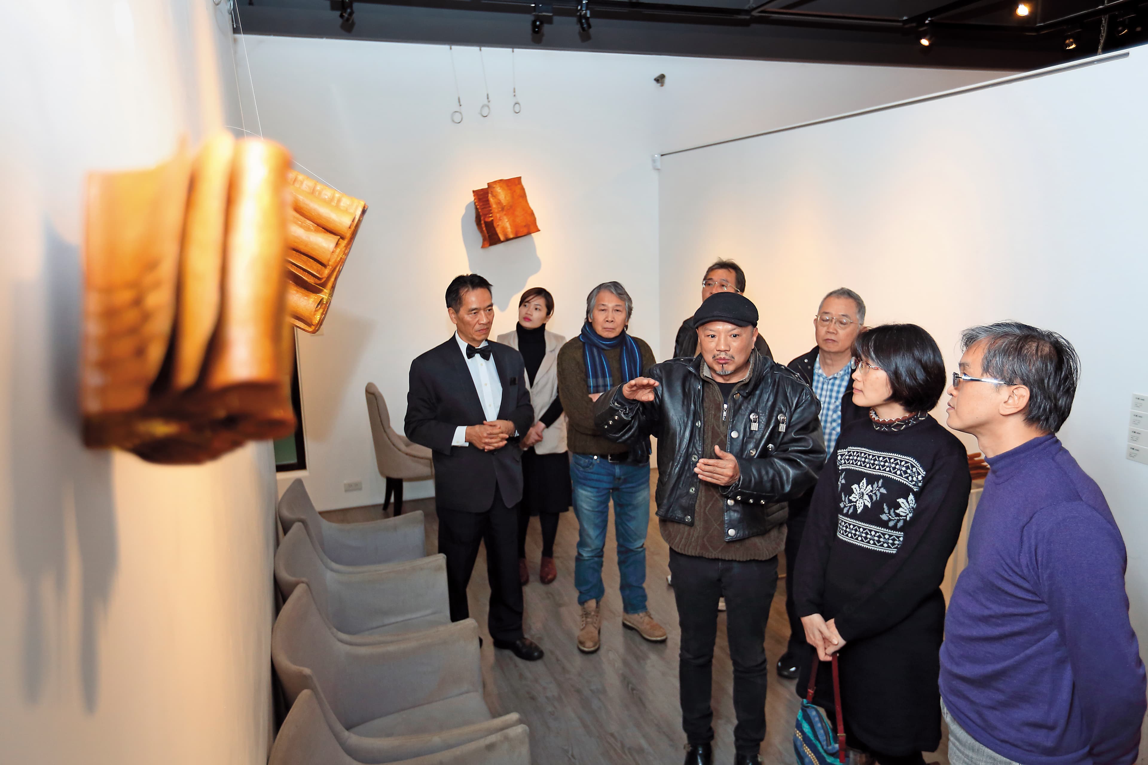 梁平正剛結束在沾美藝術庭苑的展覽。圖為他為開幕會上的來賓導覽。