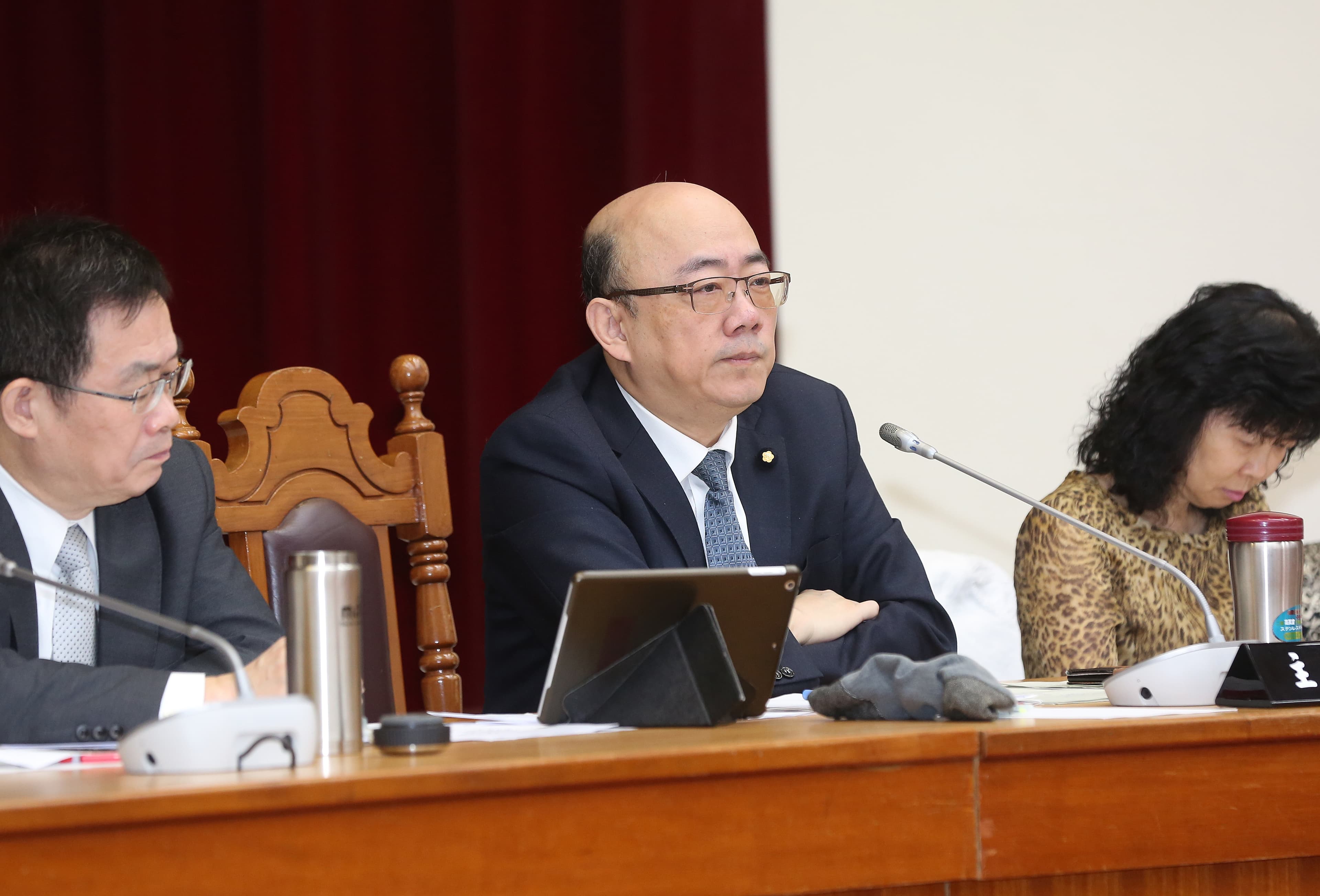 郭正亮要求顧立雄不用對第136條之1多做說明，最後金融八法就這樣照金管會建議協商通過了。