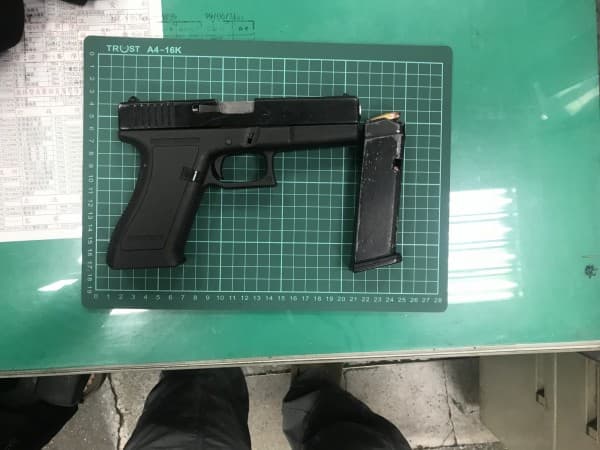 徐嫌兜售槍彈開價10萬元,但買家只願用5萬元購買。(警方提供)