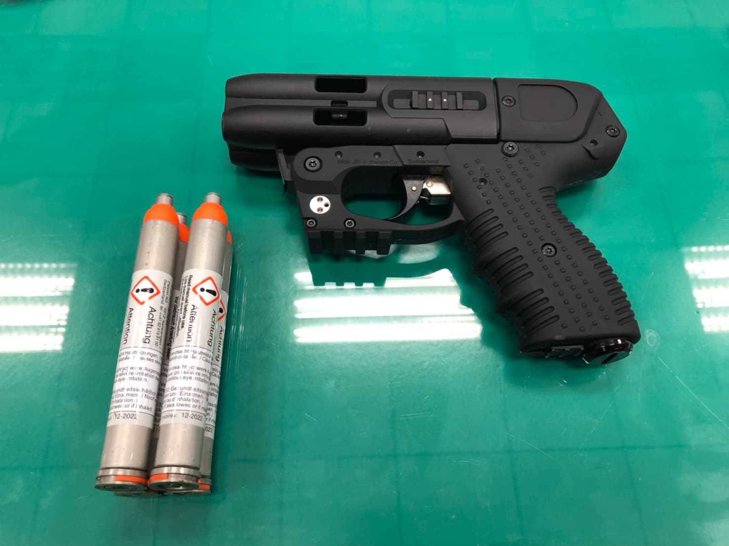 警方現場查扣辣槍噴射槍。(松山分局提供)
