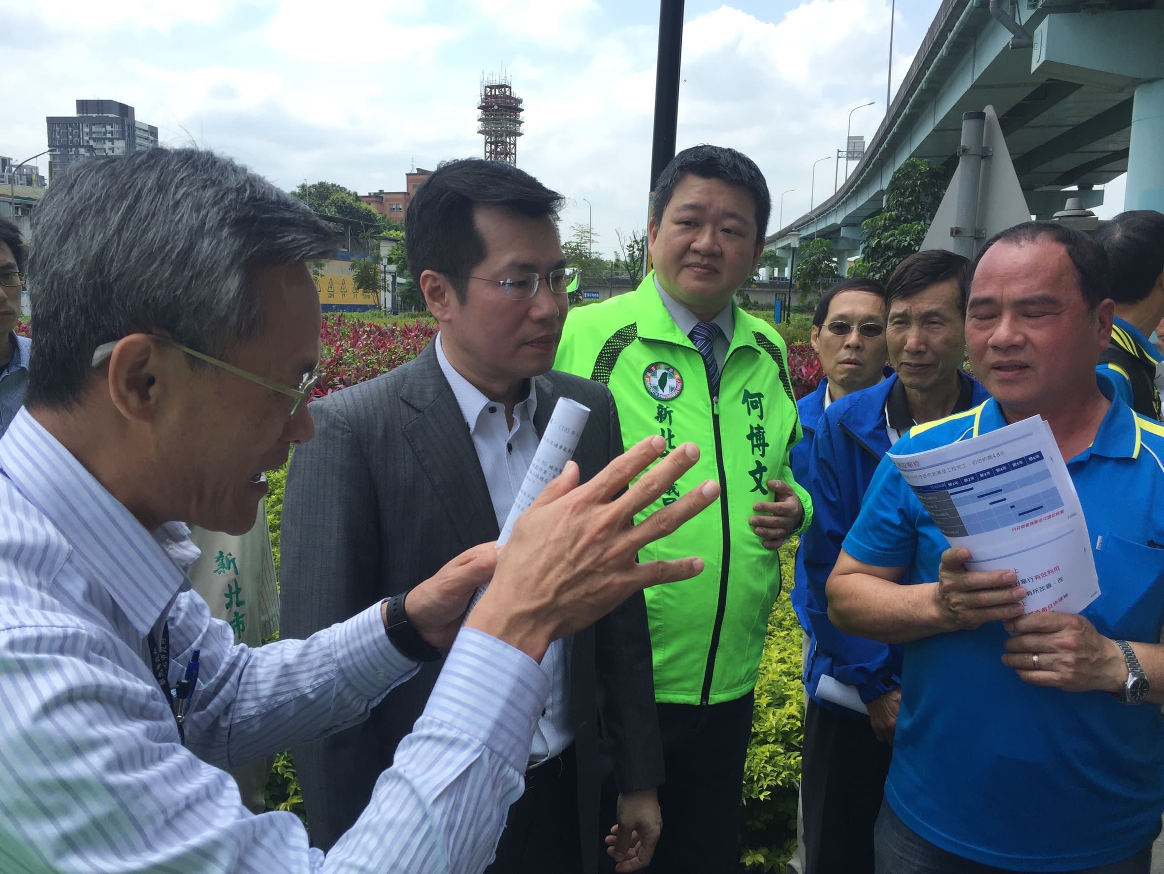 新北市新建工程處場長詹榮峰(左)承諾最快於明年動工。