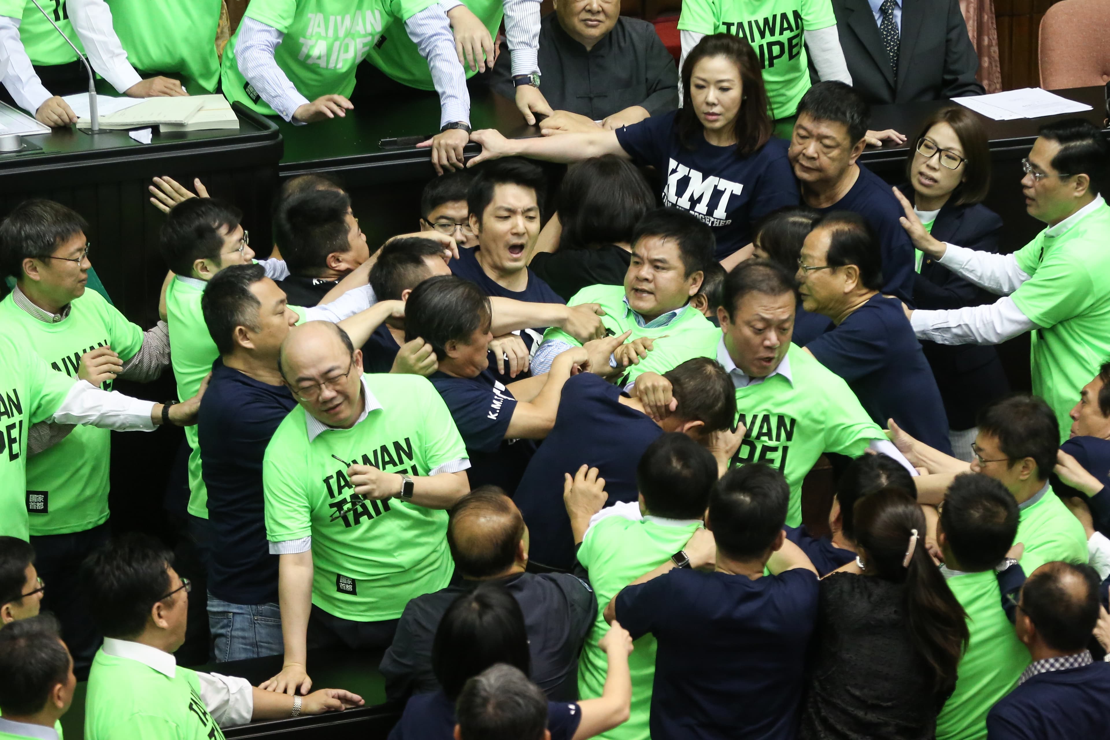 民進黨立委莊瑞雄與國民黨立委賴士葆一度拉扯、互嗆。