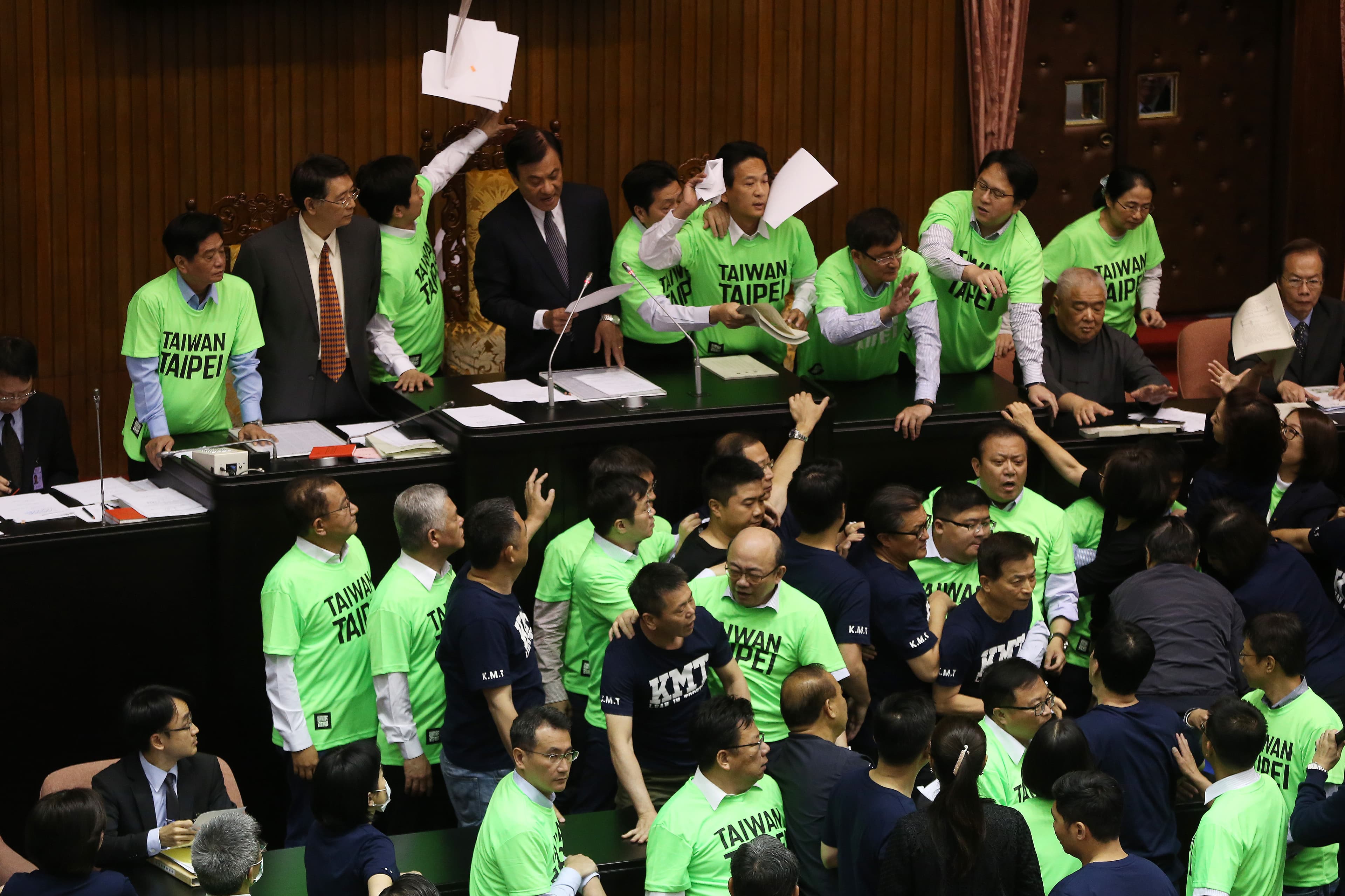 因立法院長蘇嘉全宣告表決,國民黨立委開始將議事文書丟上主席台。