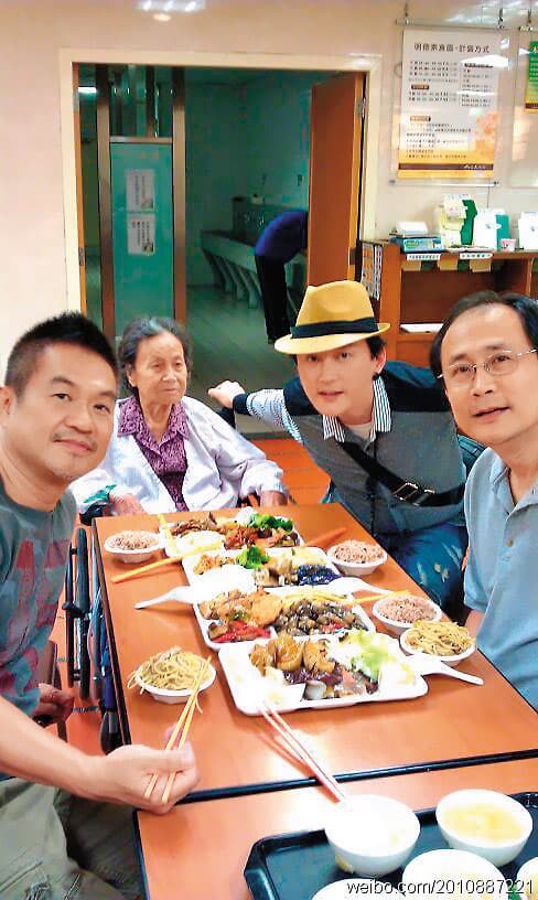 從小與媽媽四處搬家,渡過顛沛流離的歲月,何篤霖仍心存感激,化不安全感為力量。(翻攝何篤霖臉書)