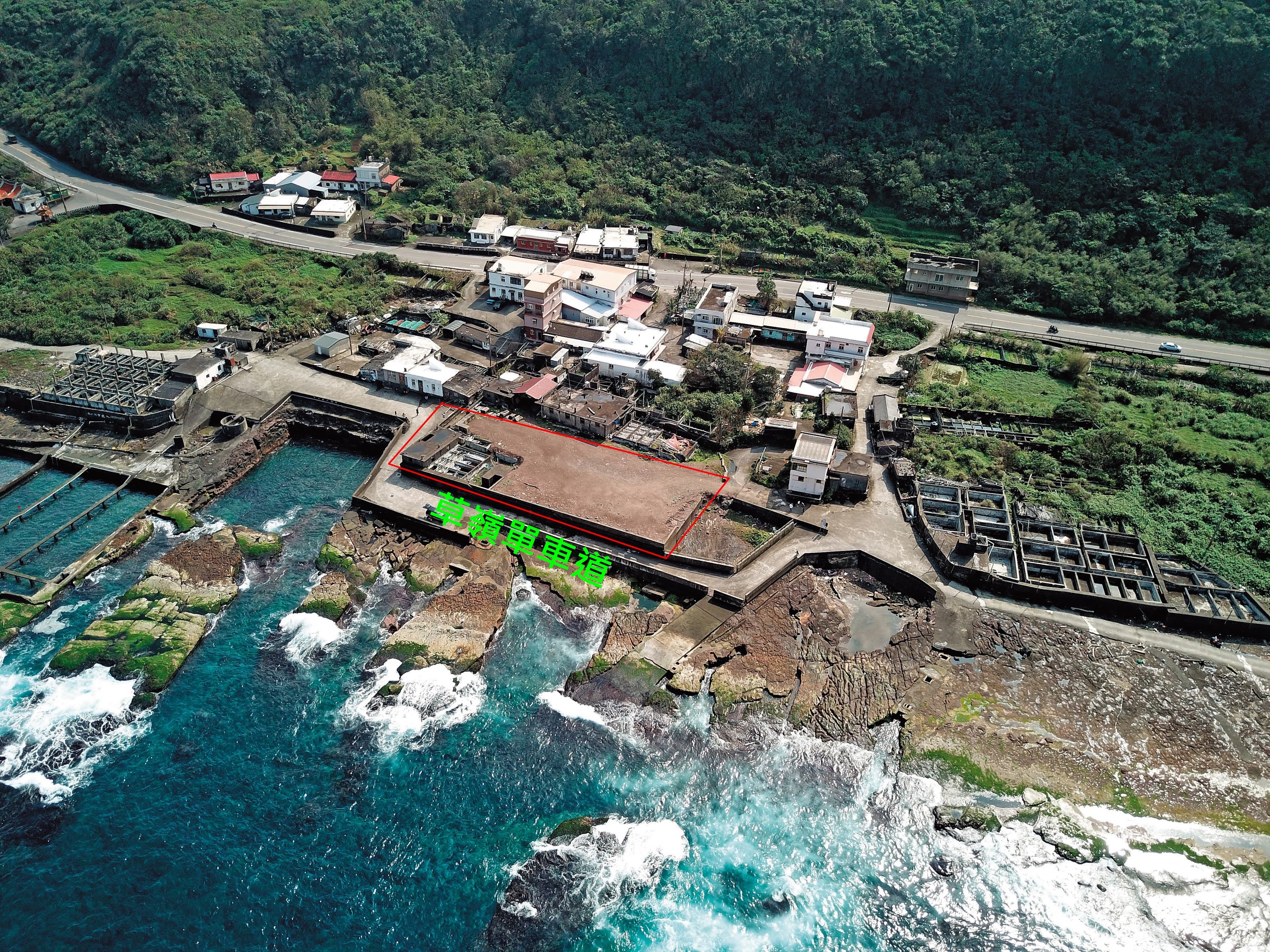 新北市貢寮海邊近千坪的鮑魚養殖池,遭業者用廢棄土石填平(紅圈處),附近居民擔心會汙染海洋。