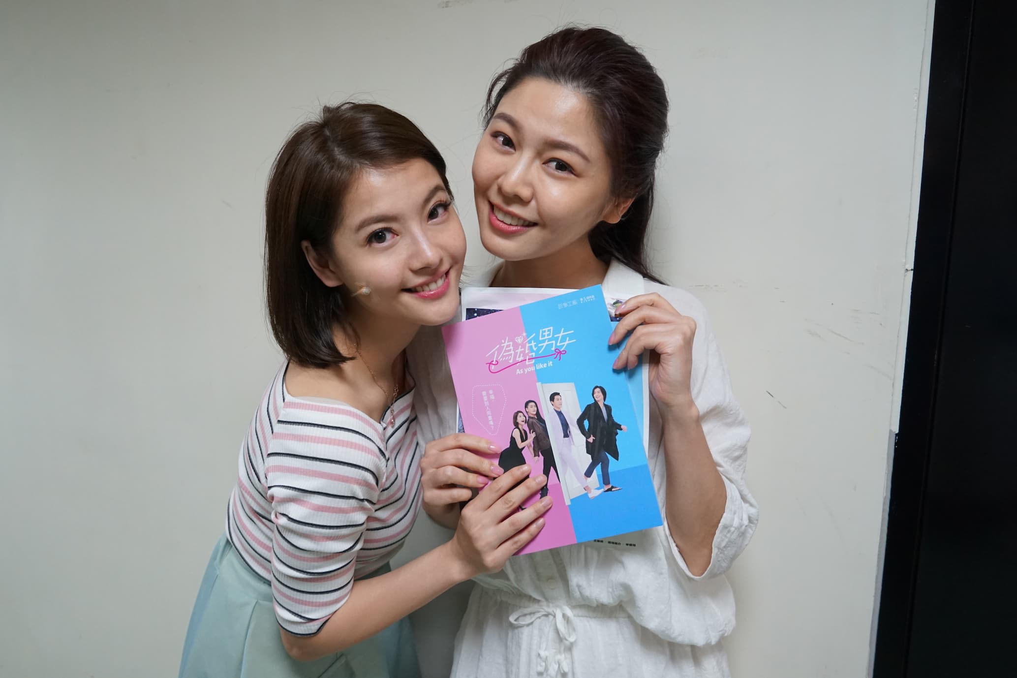 王樂妍(左)演出《偽婚男女》,姊妹淘白家綺站台相挺(故事工廠提供)