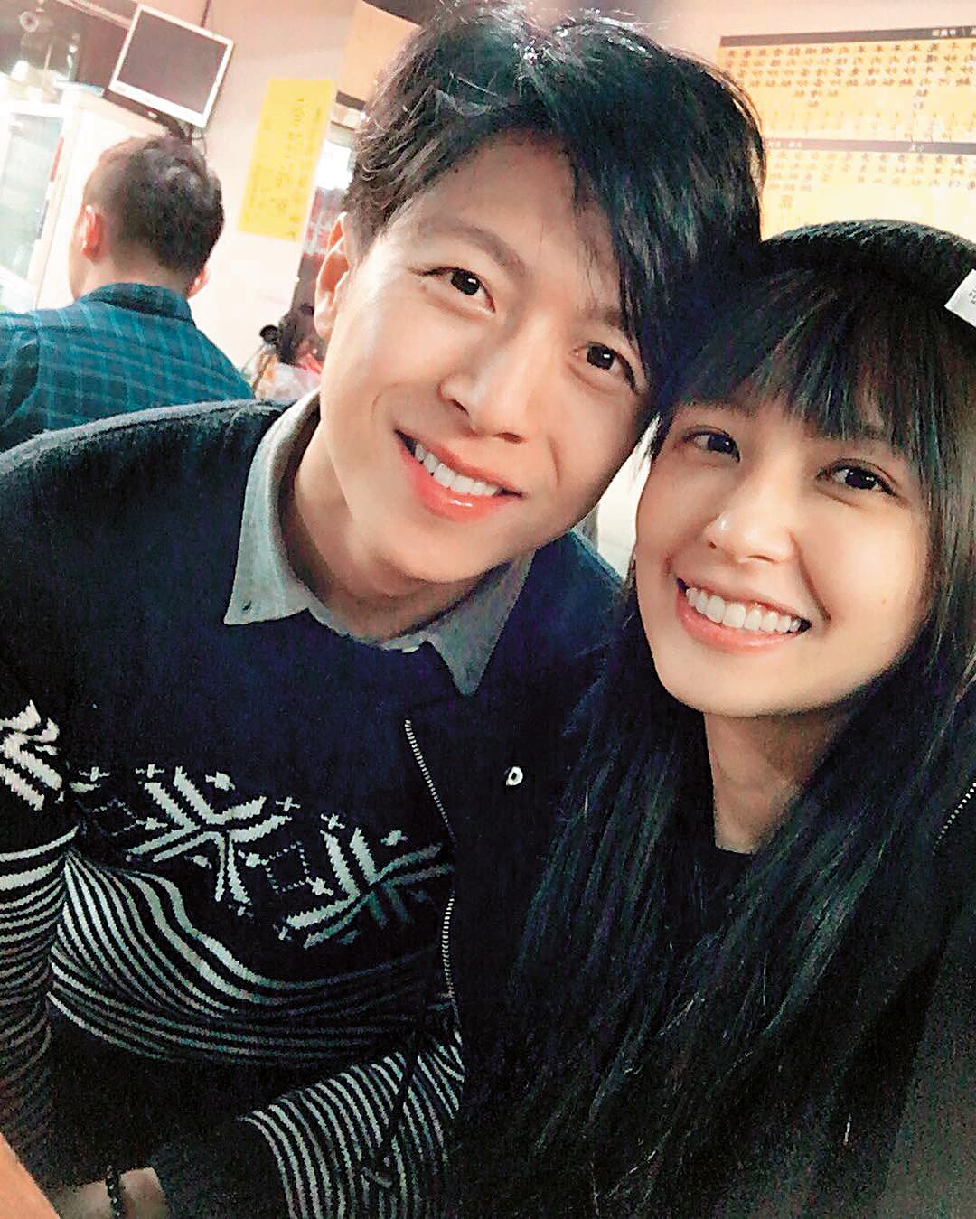 袁艾非(右)跟林冠百分手後,現與一高壯帥男(左)穩定交往,常po照放閃。