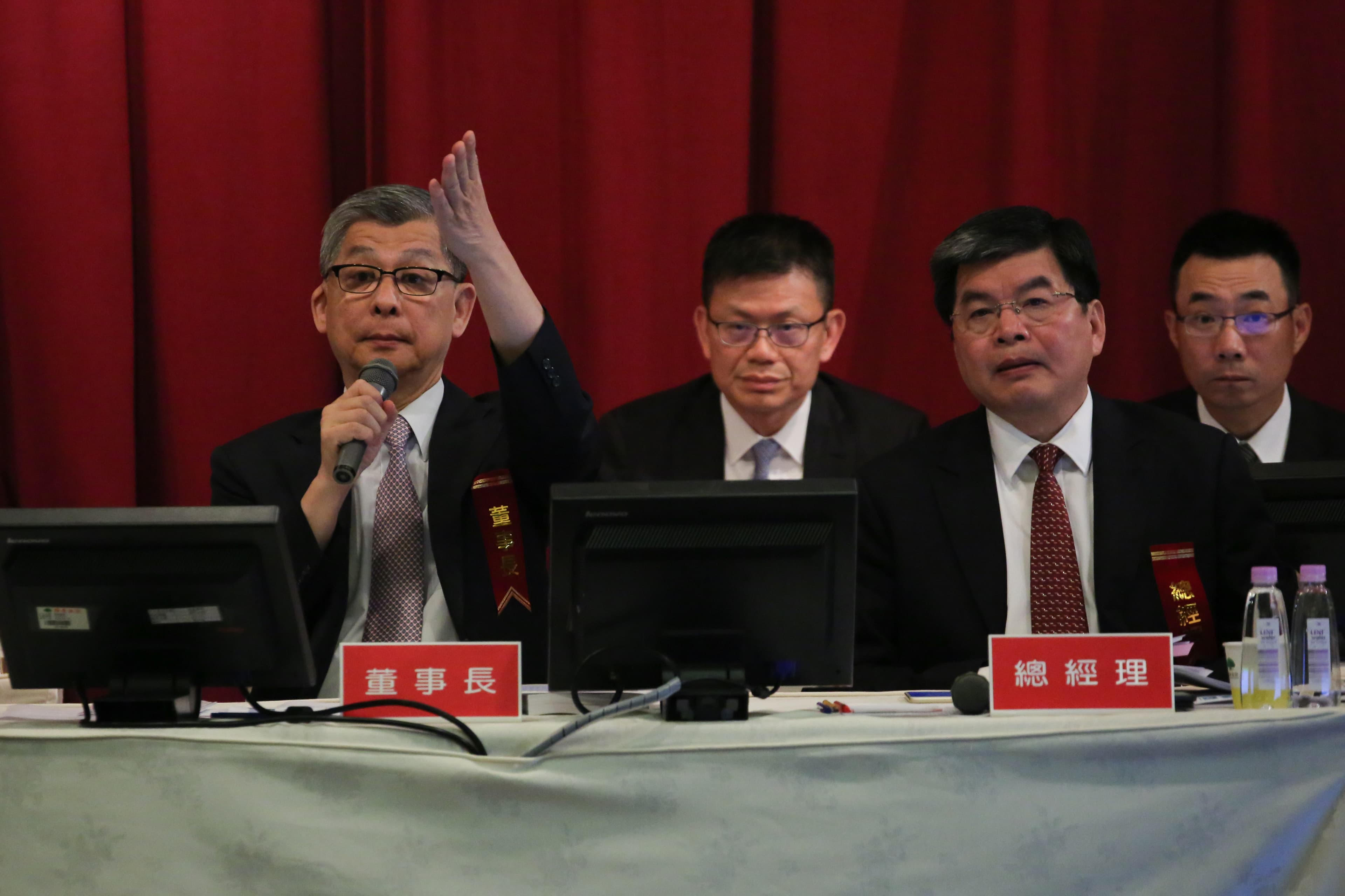 蔡萬德是國泰金董事長蔡宏圖(左)、富邦金董事長蔡明忠最小的叔叔。