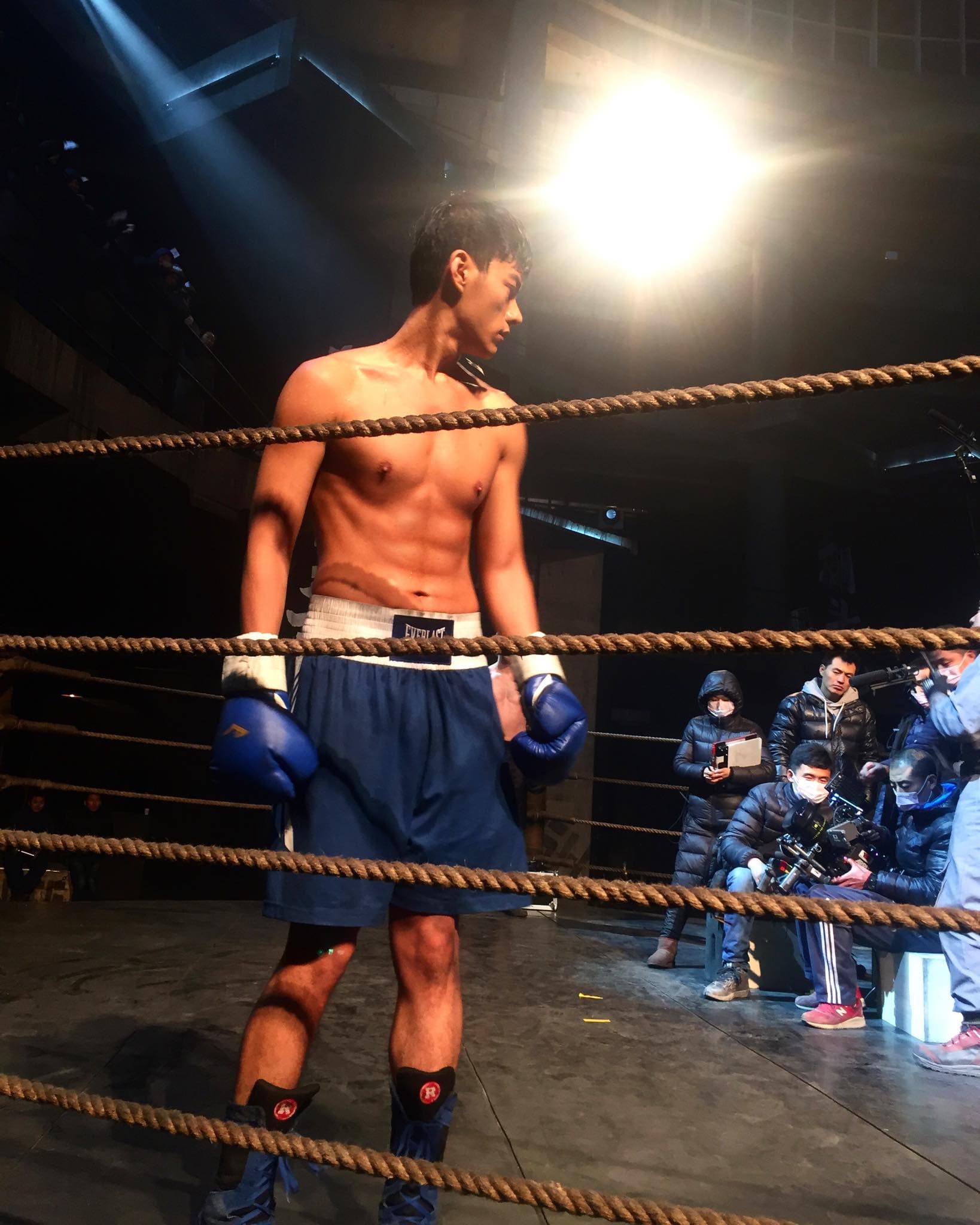 李程彬拍攝 《鏡像人:明日青春》吃足苦頭,在零下15度的氣溫裸身拍戲,拍到昏倒、大小傷不斷。(翻攝自臉書)