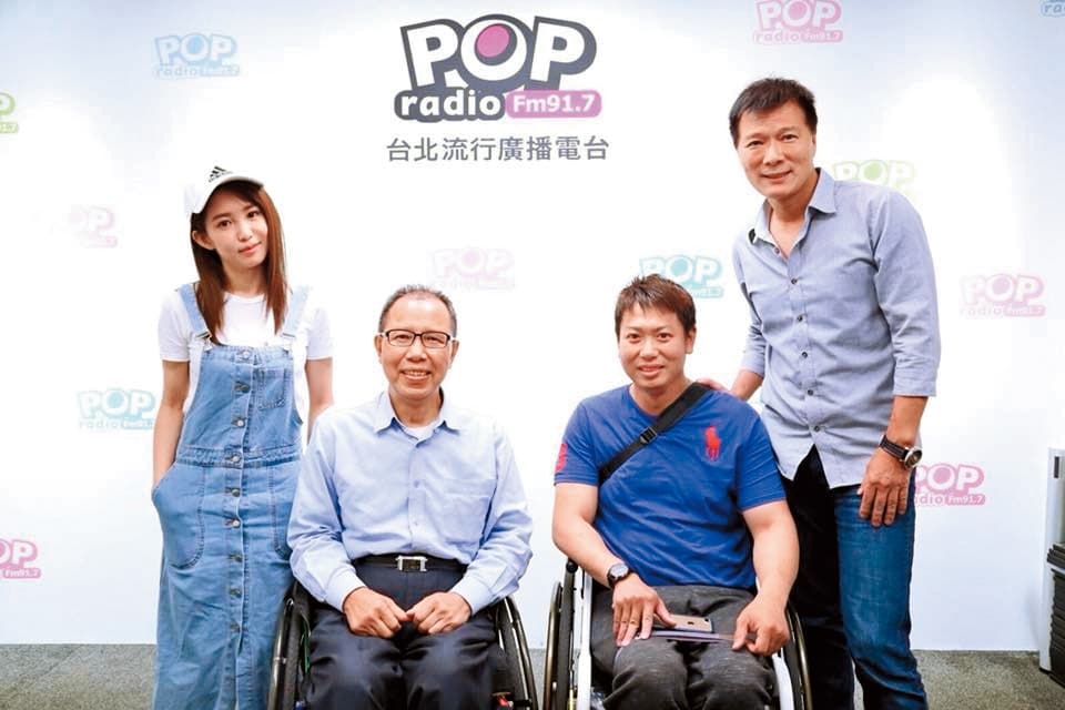 瑤瑤（左）19日上電台節目，一身牛仔裙輕便打扮，與當天晚上跟以綸約會時的穿著相同。（翻攝自郭書瑤臉書）