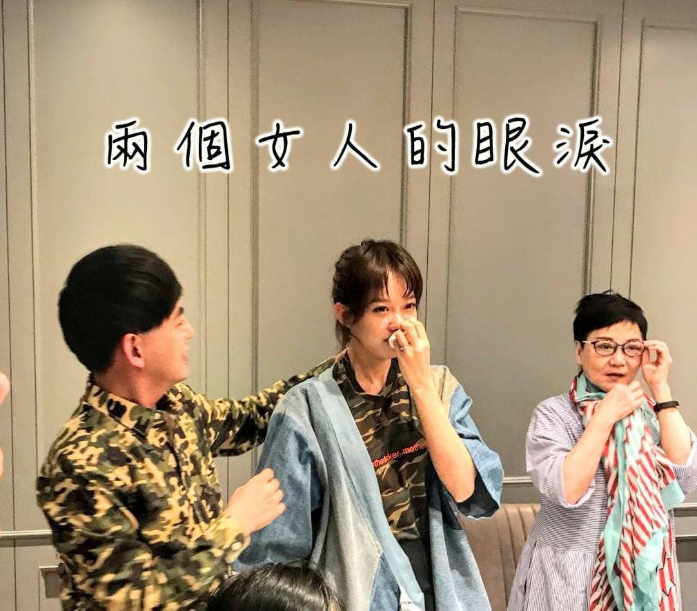 佼佼求婚,張小燕和孟耿如都感動落淚。(翻攝張小燕粉絲專頁)