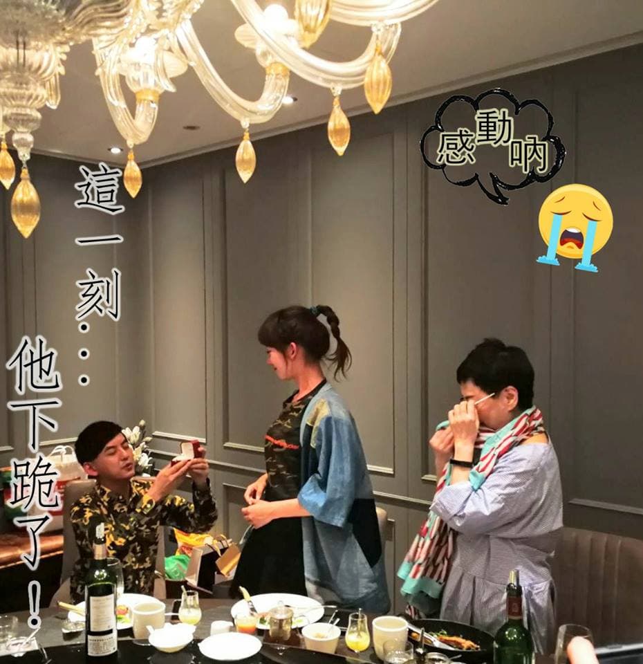 佼佼在生日當天下跪求婚。(翻攝張小燕粉絲專頁)