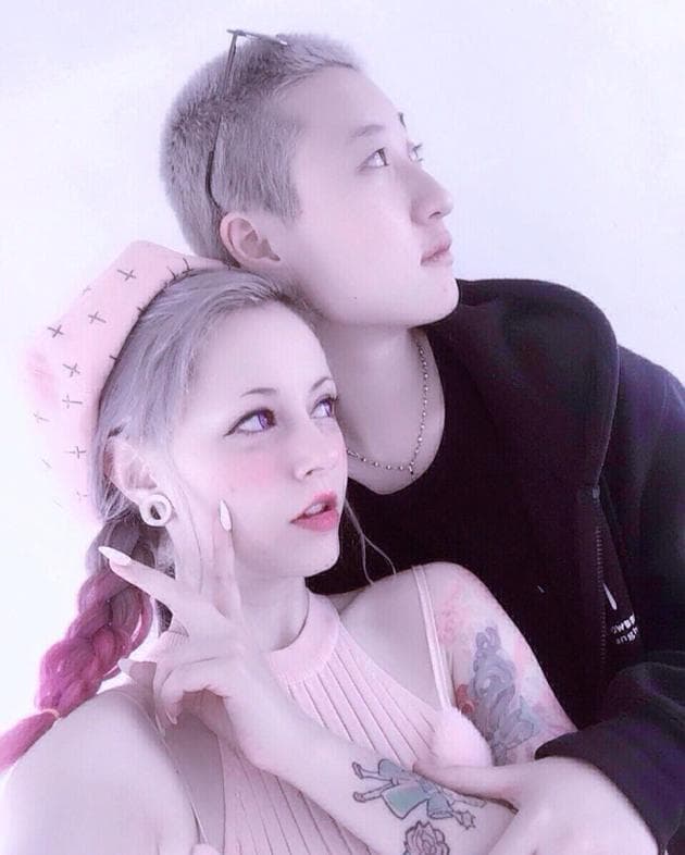 吳卓林曾搬出母親家與30歲網紅外籍女友同居。(翻攝自新浪娛樂)