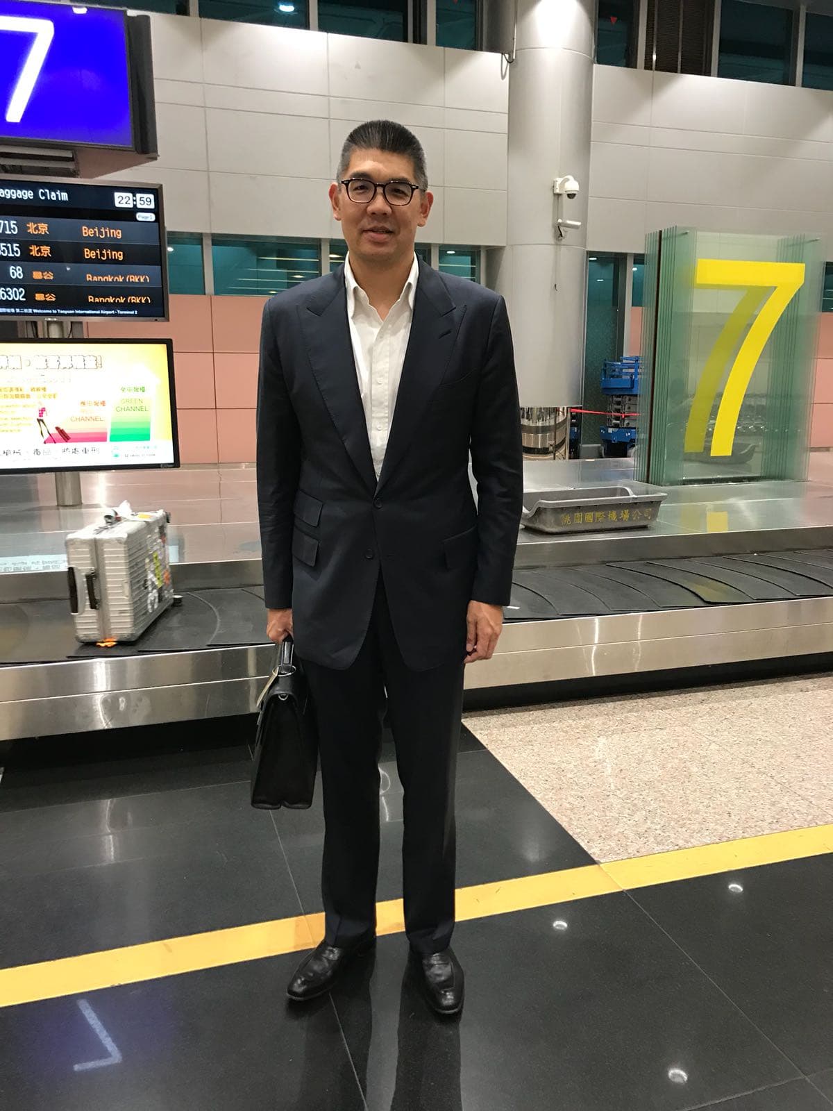 本刊讀者日前在桃園機場捕獲野生連勝文,竟又比去年又更精瘦。