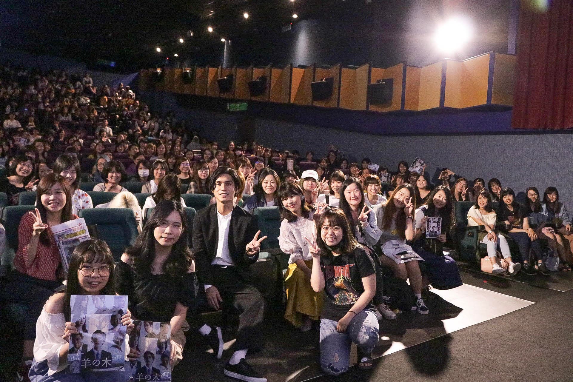 日本傑尼斯事務所創立55年,終於在今年初解禁藝人肖像權,身為第一位旗下解禁藝人,錦戶亮在電影《羊之木》特映見面會與粉絲近距離合照。(天馬行空提供)
