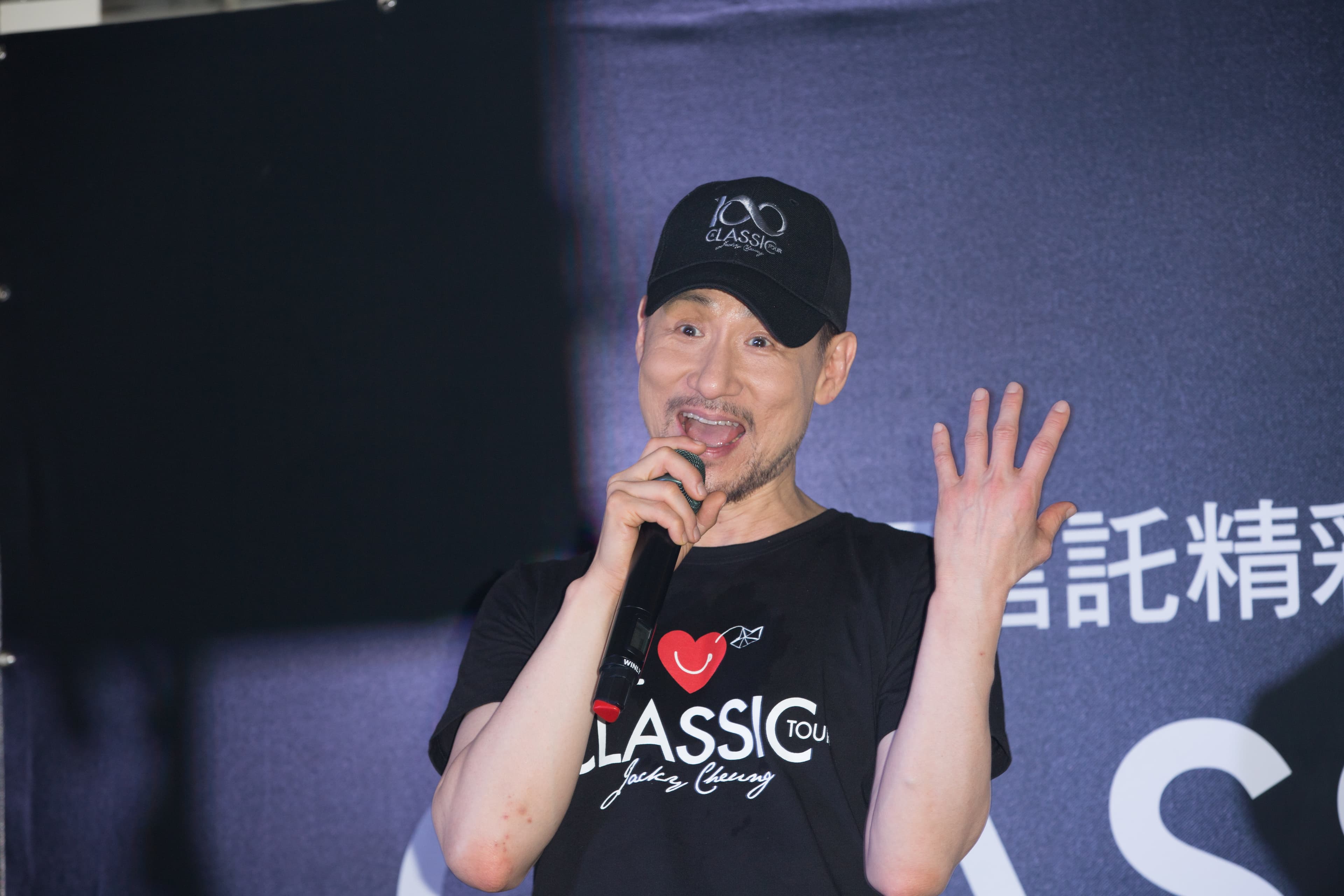 面露疲態的張學友強打精神完成媒體慶功宴,結束後仍未回飯店休息,反而跟一票大明星朋友吃消夜續攤。