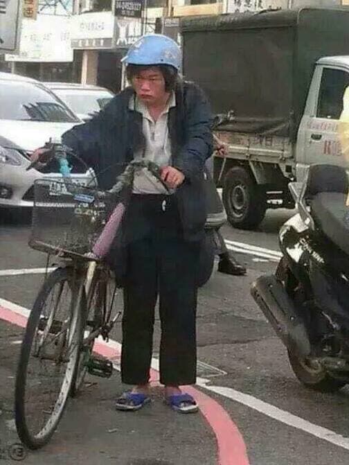 有網友貼出了牽著腳踏車的野生康康照片。