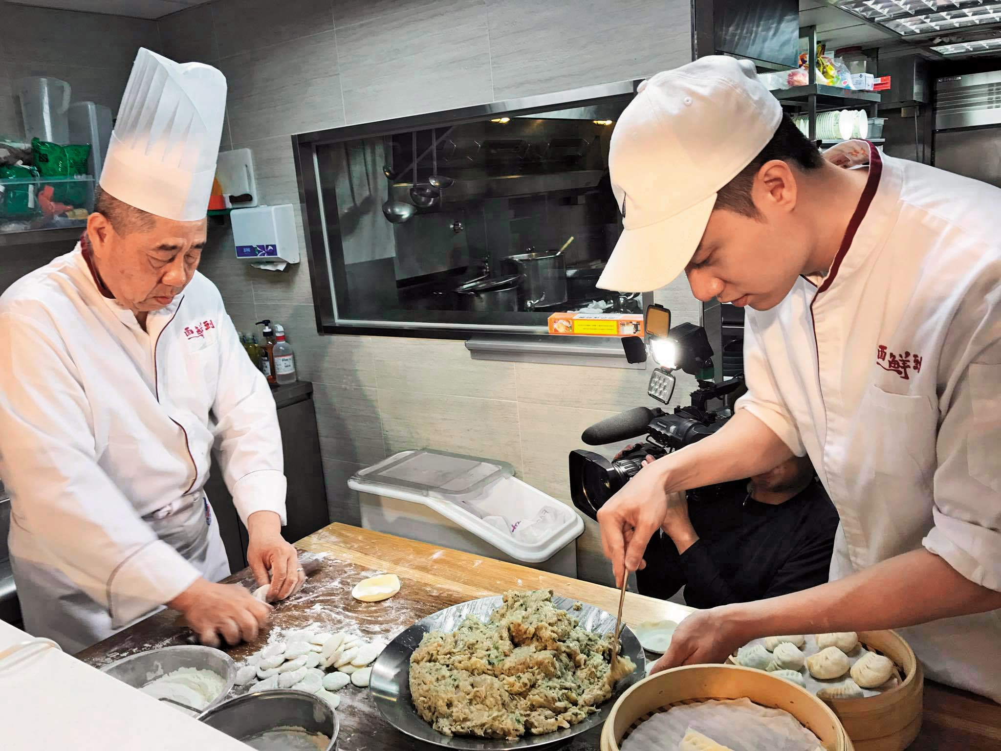 身為餃店名門第三代,劉書宏(右)一度還因不肯繼承家業,而跟爸爸劉瑞笙鬧翻。(翻攝自面鮮到粉絲專頁)