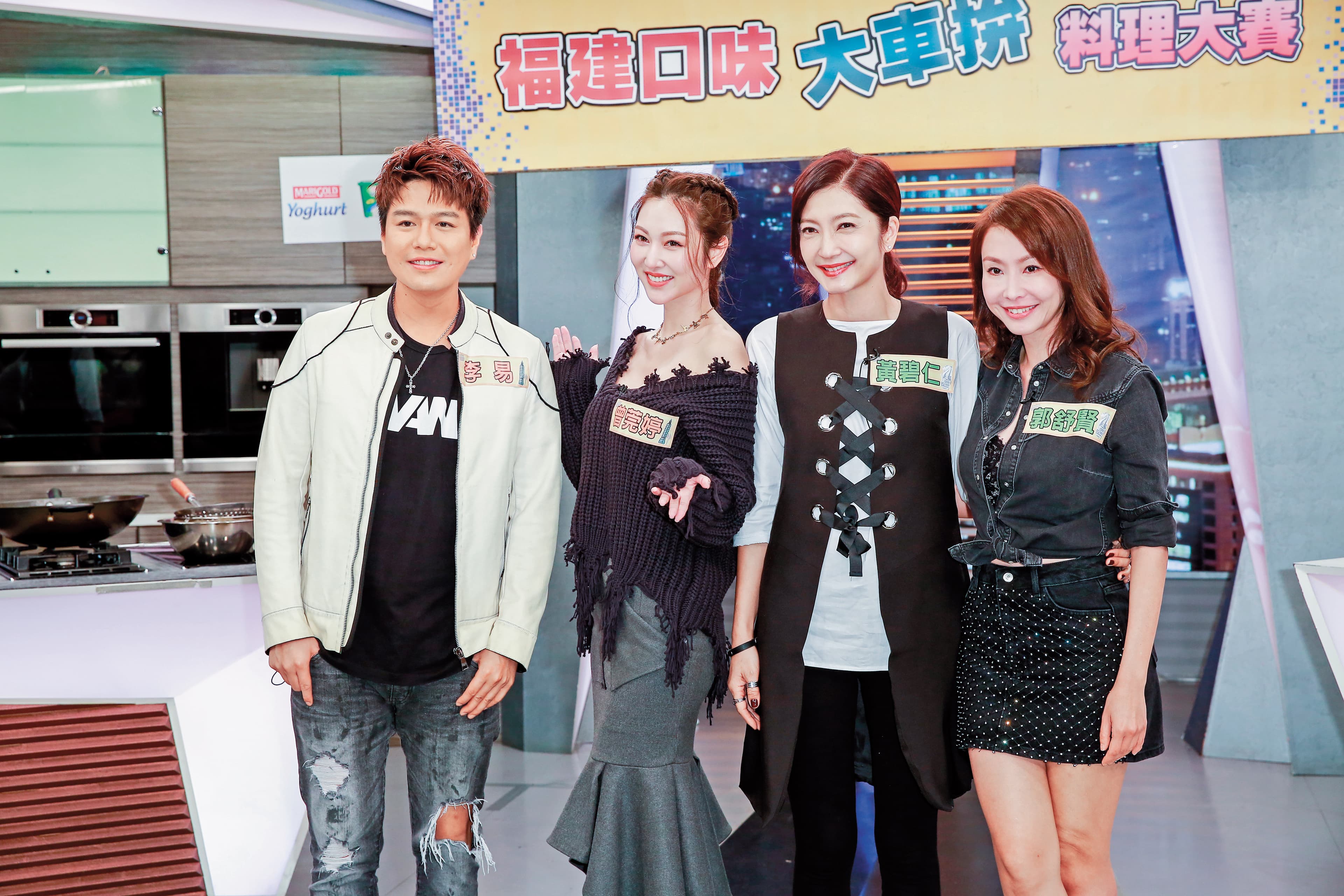 李易(左1)與家人聯合開設家傳滷味店。