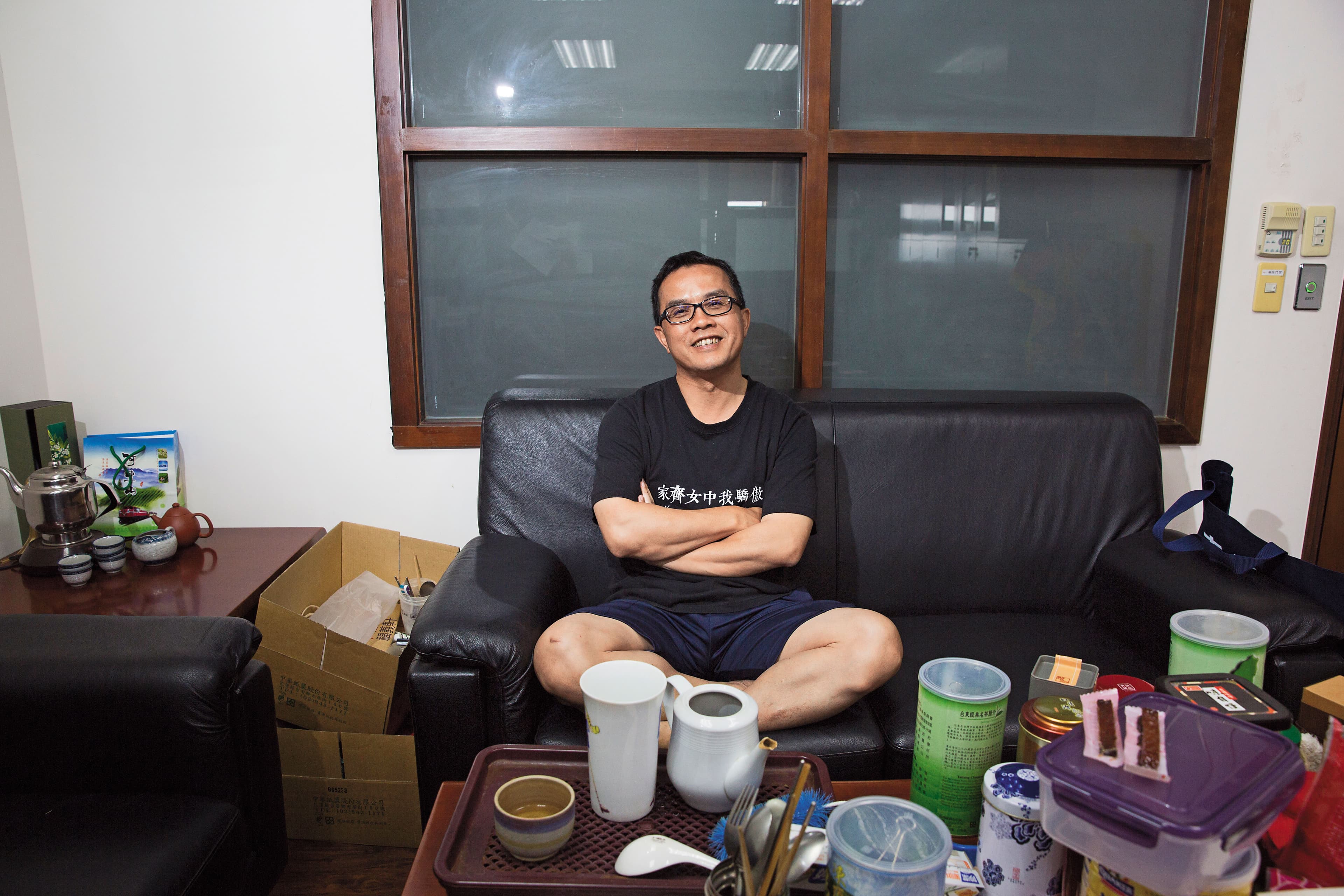 看來像居家客廳,其實這裡是陳欽賢的辦公室,他說在辦公室的時間比在家長得太多。