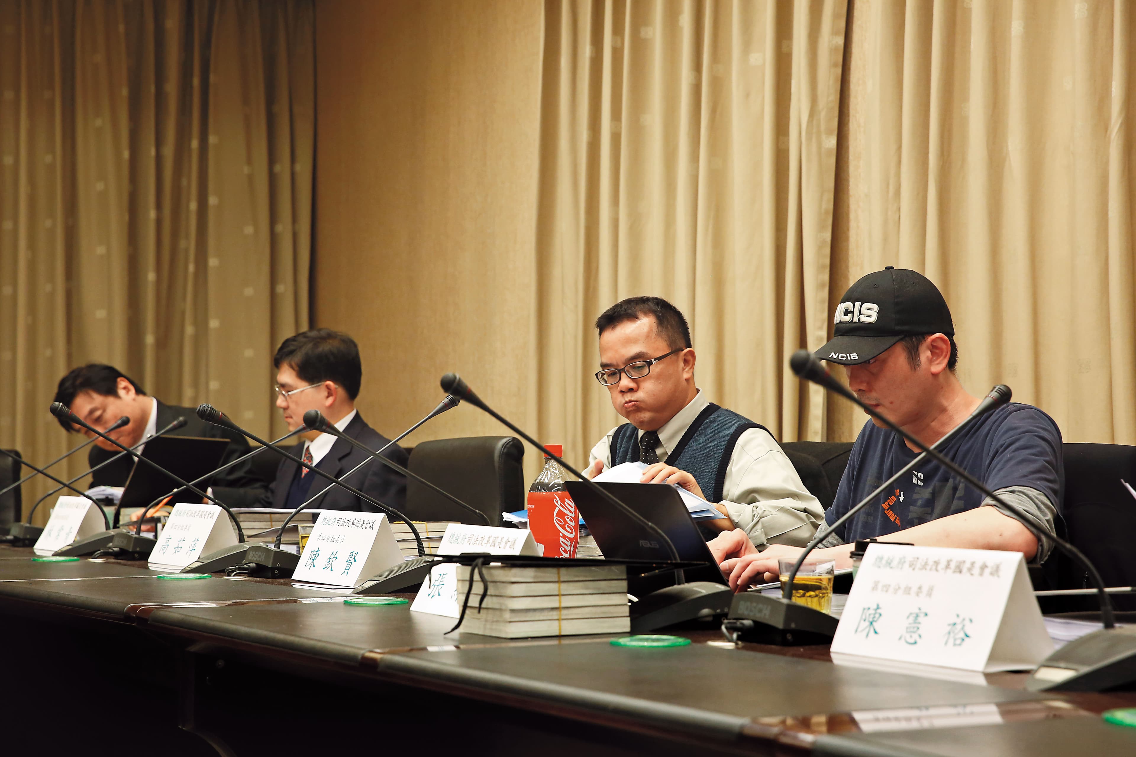 陳欽賢(右2)是去年司改國是會議的委員之一,發言直率、批判力強。