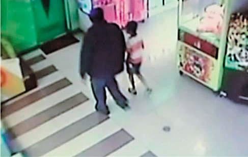 2012年,台南湯姆熊遊樂場發生震驚全台的隨機殺人案,男子曾文欽將1名10歲男童拐到廁所後殺害。此為當時監視器拍到的畫面。(翻攝網路)